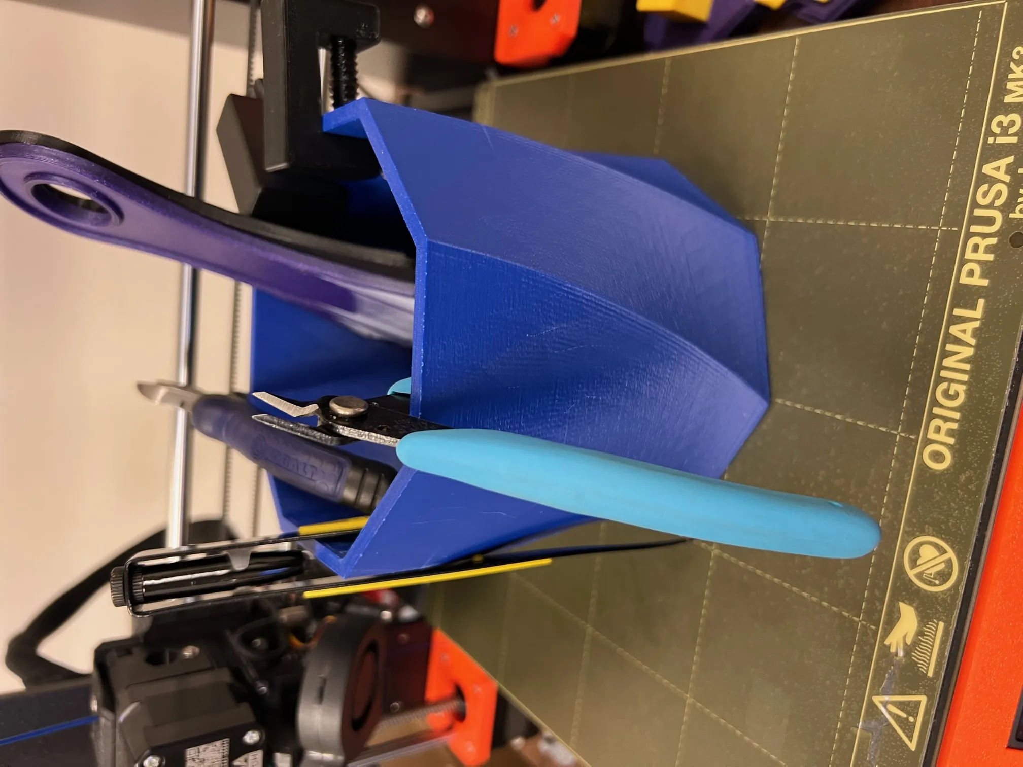 Cốc cong lớn với thiết kế độc đáo