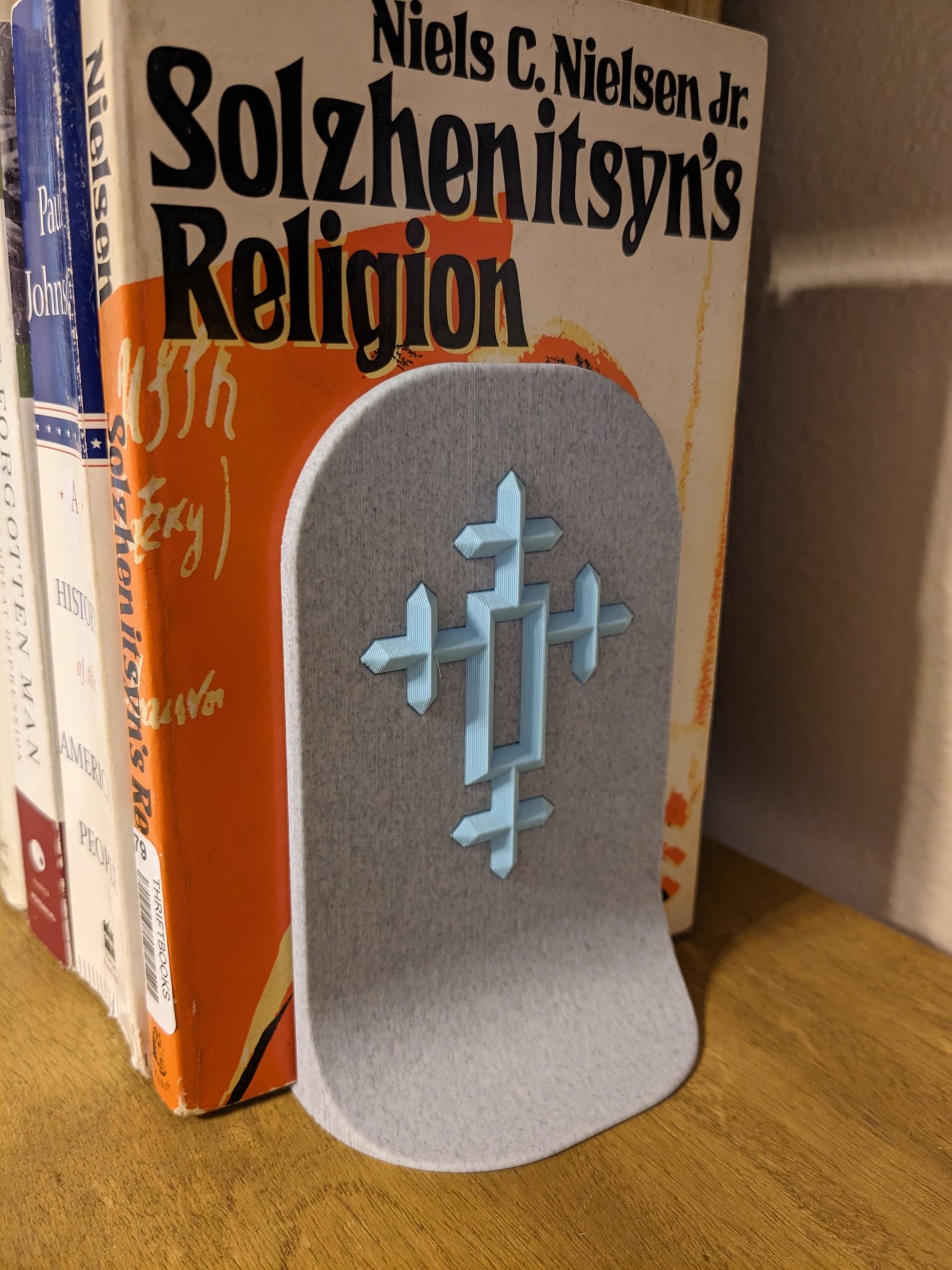 Giá đỡ sách hình thập giá với thiết kế đá cẩm thạch