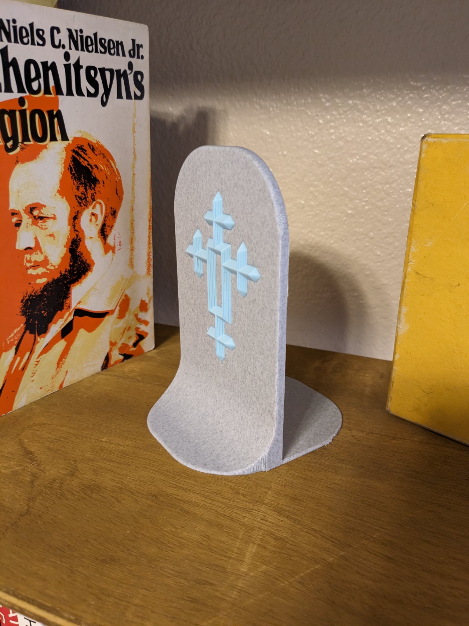 Giá đỡ sách hình thập giá với thiết kế đá cẩm thạch