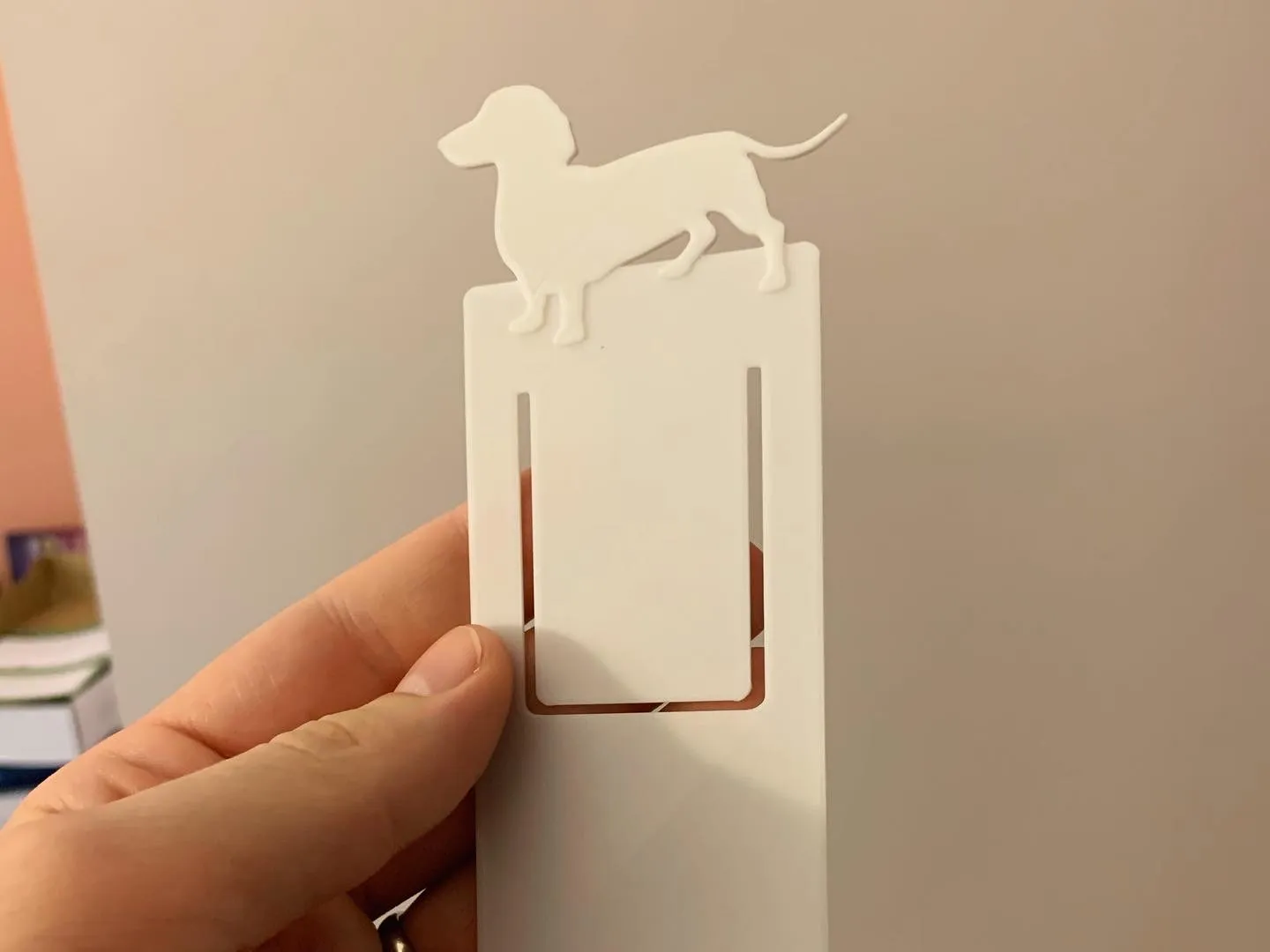 Dấu sách chó Dachshund tưởng nhớ mẹ chồng