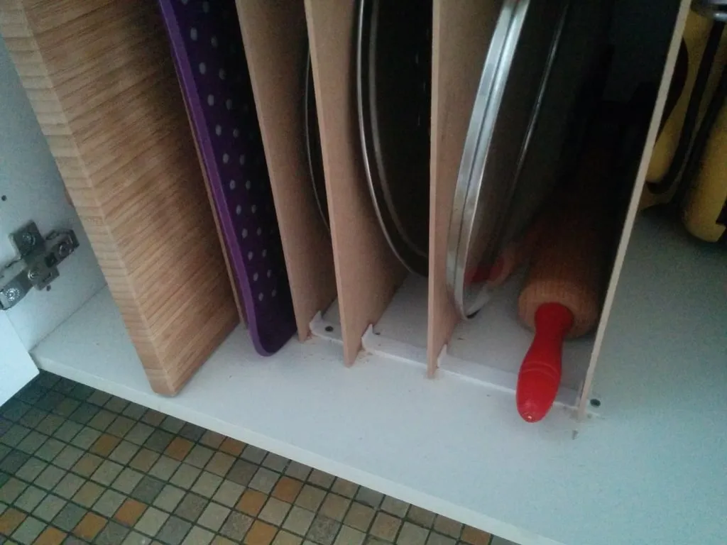 Giá đỡ đứng cho nắp và khay trong tủ bếp