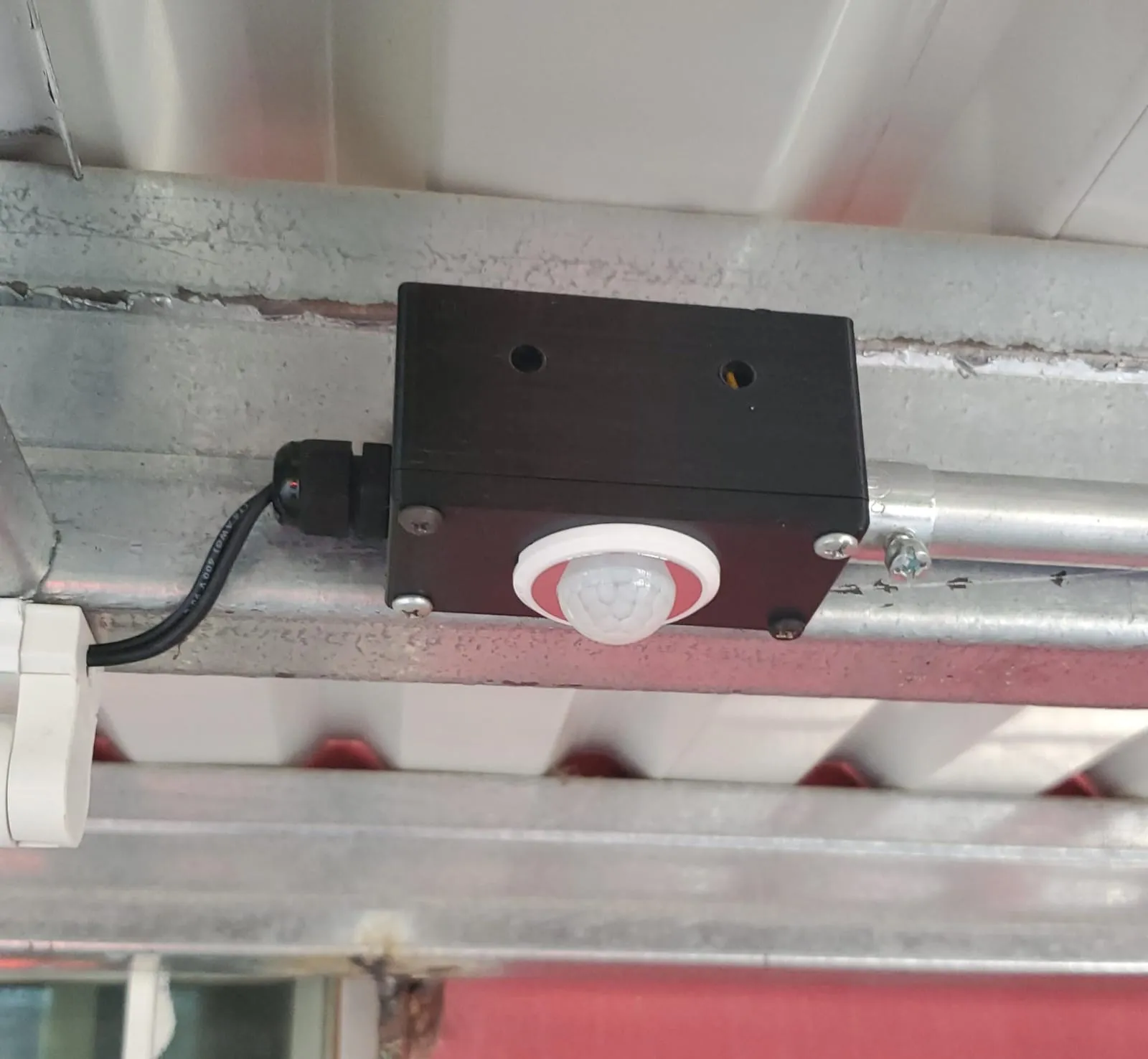 Hộp điện nhỏ cho cảm biến PIR 110v