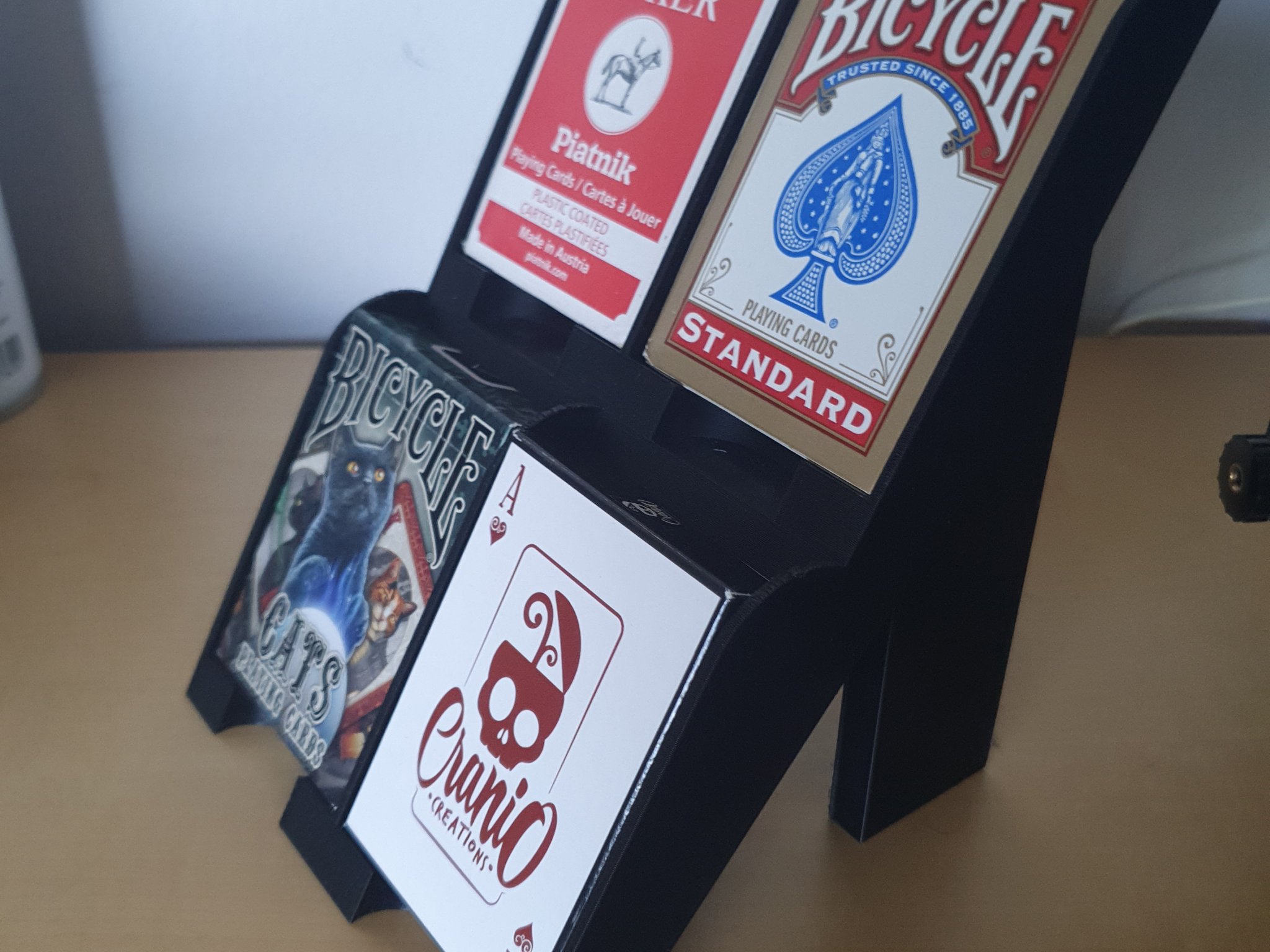 Giá đỡ thẻ bài xếp chồng tiện lợi