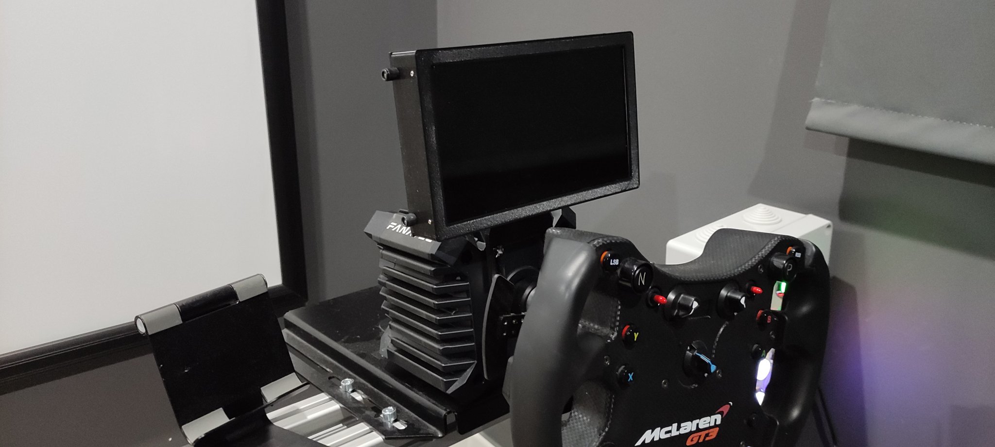 Giá đỡ Vesa 75x75 cho vỏ LCD 8.9'' và nút bấm