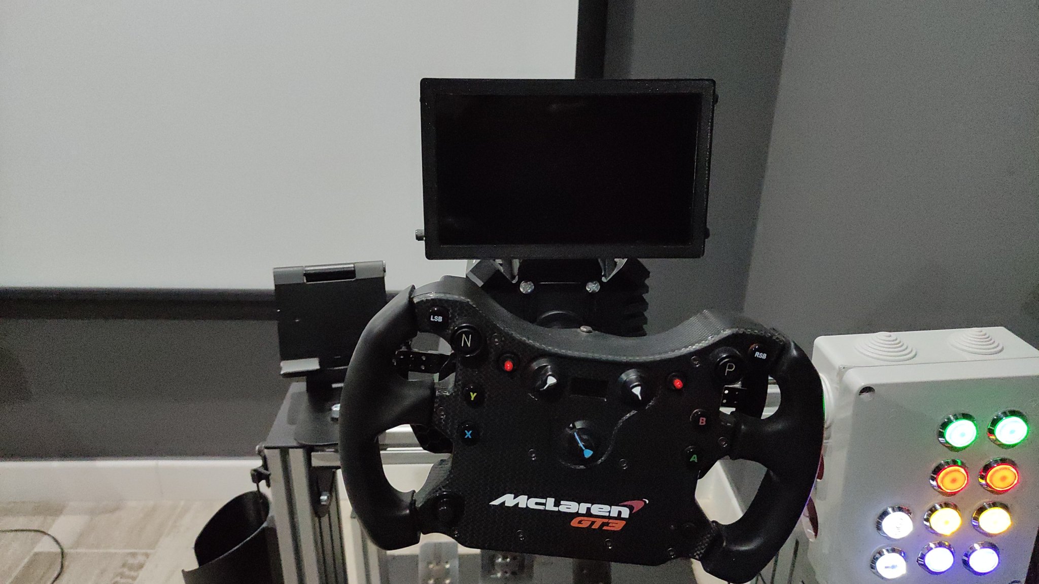 Giá đỡ Vesa 75x75 cho vỏ LCD 8.9'' và nút bấm