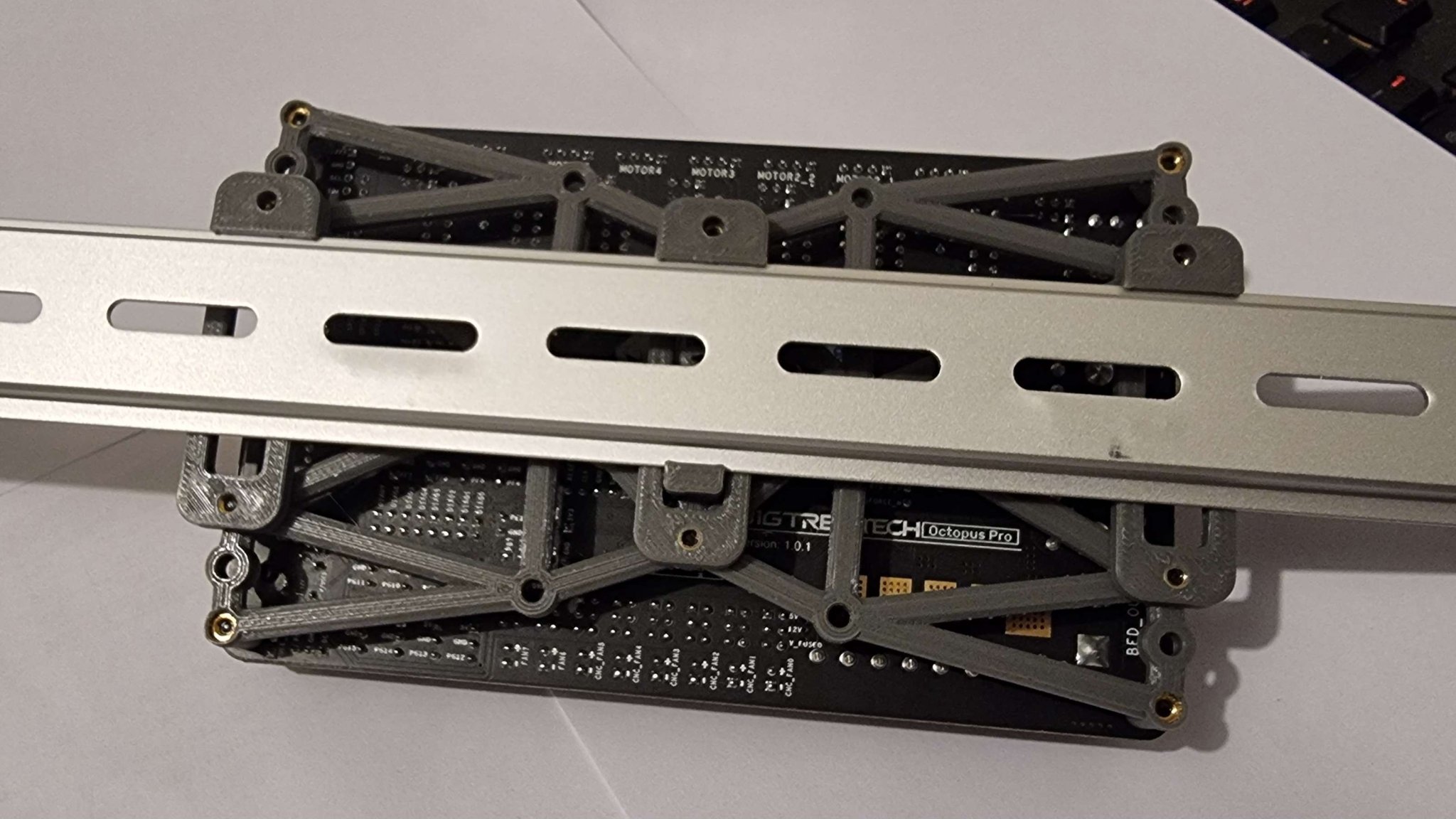 Giá đỡ DIN Rail cho bo mạch điều khiển BTT Octopus