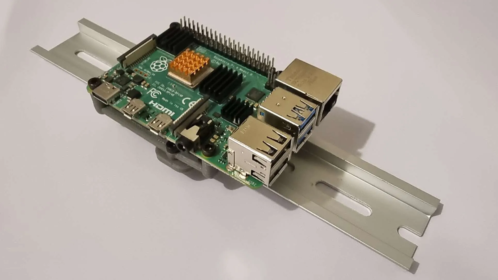 Bảng gắn Raspberry Pi lên thanh DIN Rail