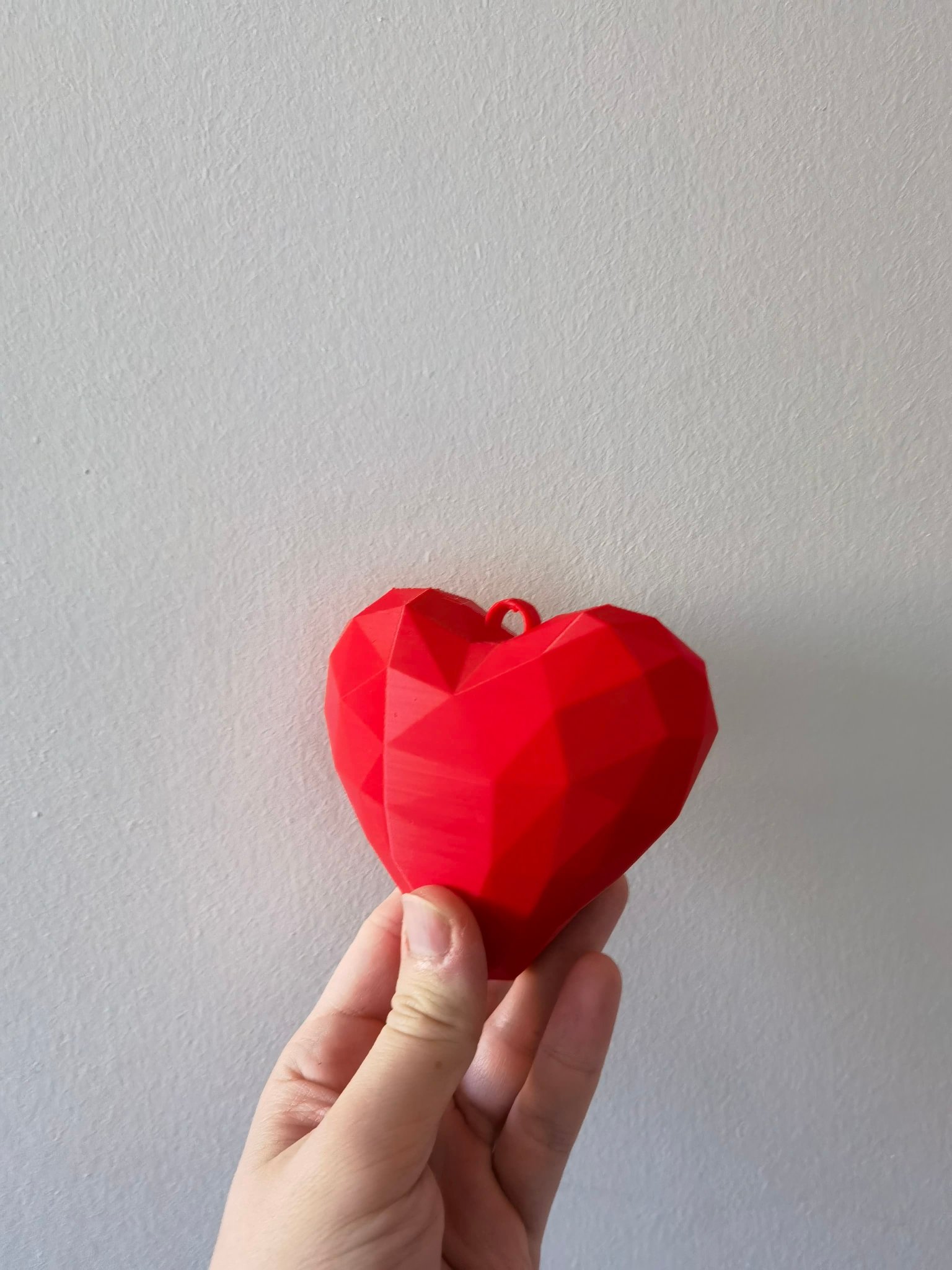 Móc khóa trái tim phong cách low poly cho ngày Valentine