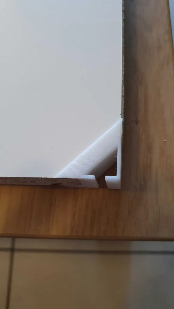 Kệ sách Ikea Billy với góc cắt cho dây điện