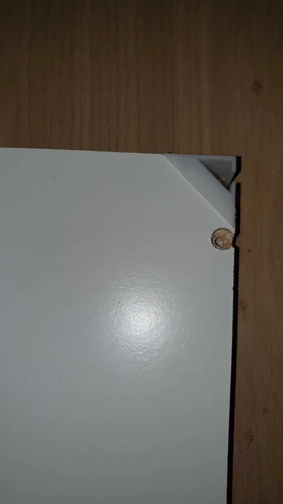 Kệ sách Ikea Billy với góc cắt cho dây điện