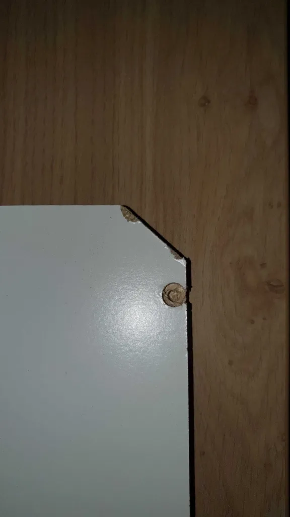 Kệ sách Ikea Billy với góc cắt cho dây điện