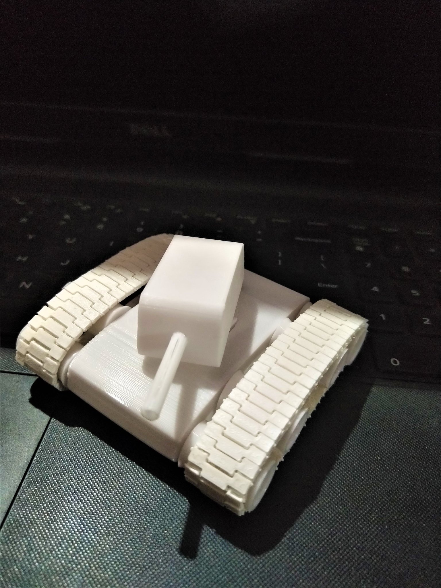 Xe tăng đơn vị in 3D với bánh xe và liên kết xích