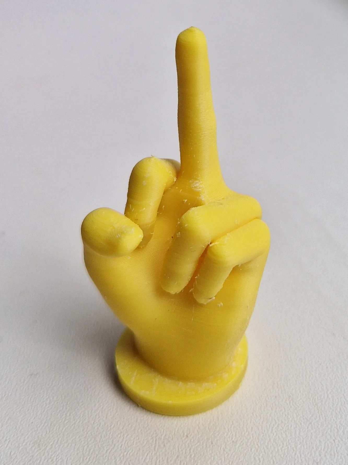 Bàn tay với ngón giữa giơ lên