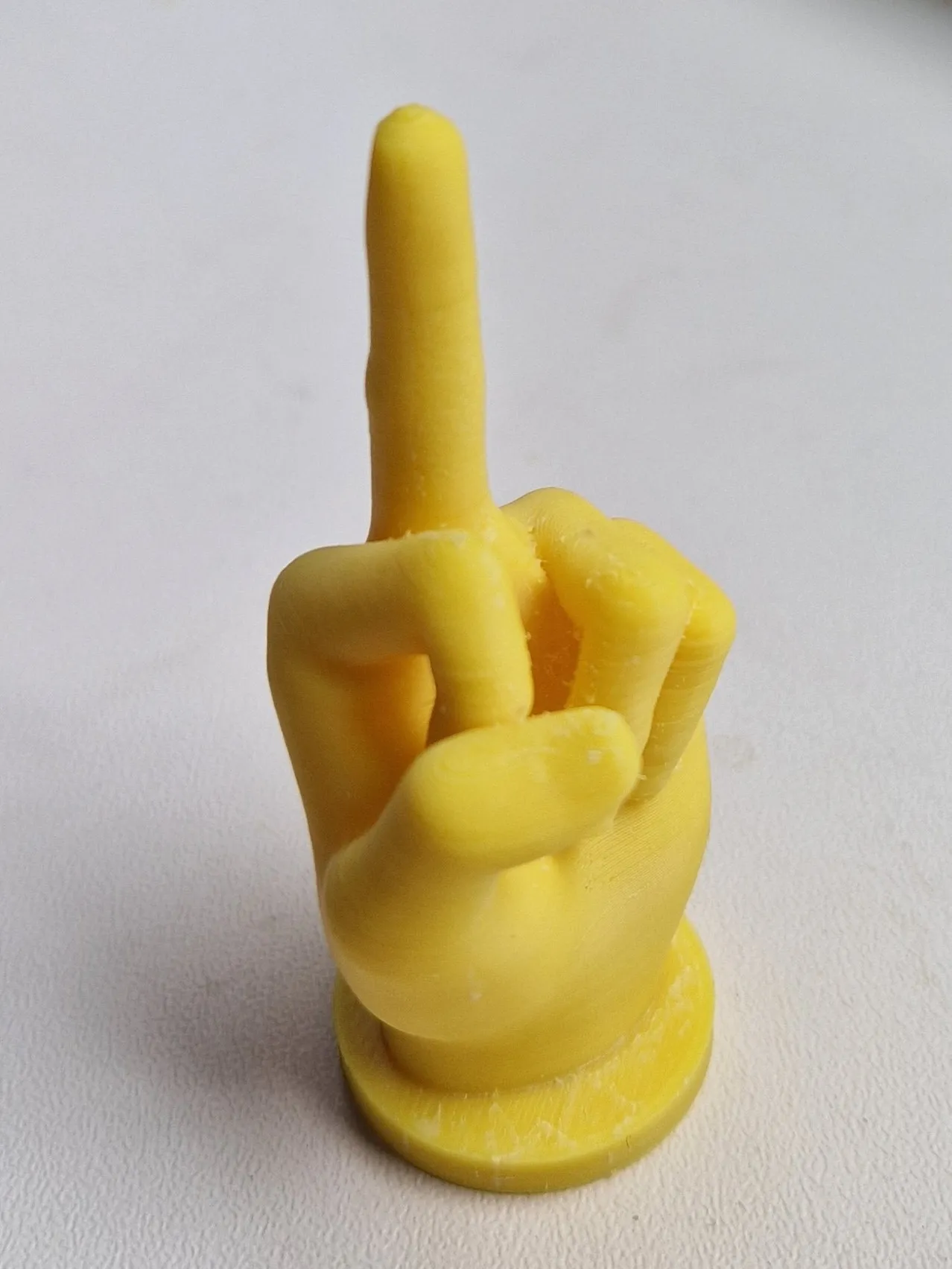 Bàn tay với ngón giữa giơ lên