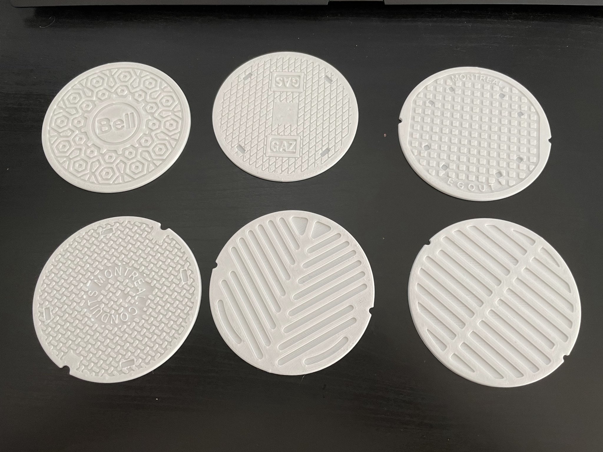 Đế lót ly hình nắp cống đặc trưng của Montreal