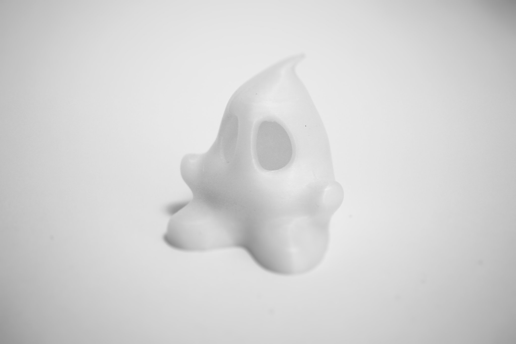 Ma nhỏ mũm mĩm với đôi mắt to và tư thế thân thiện