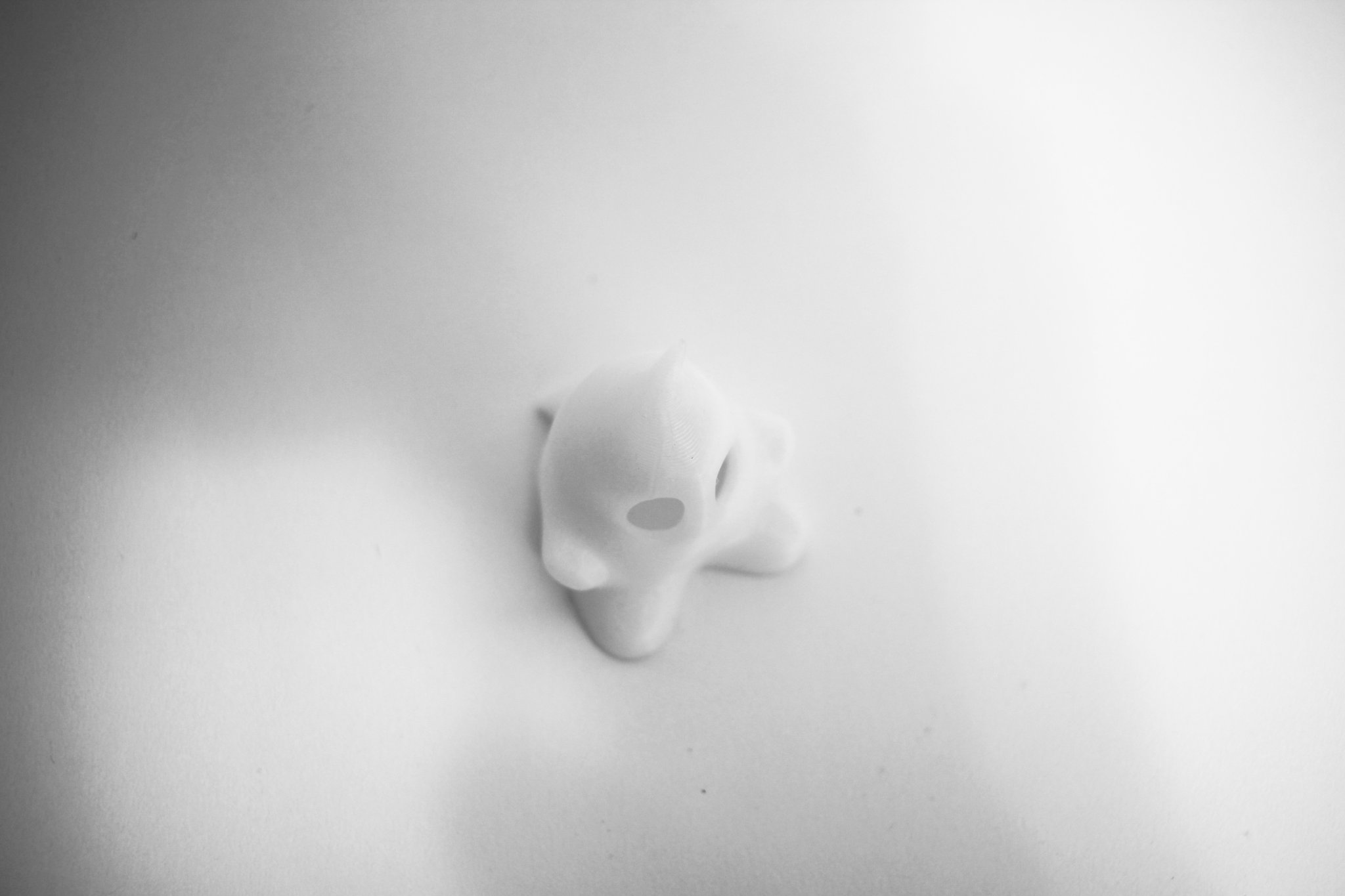 Ma nhỏ mũm mĩm với đôi mắt to và tư thế thân thiện