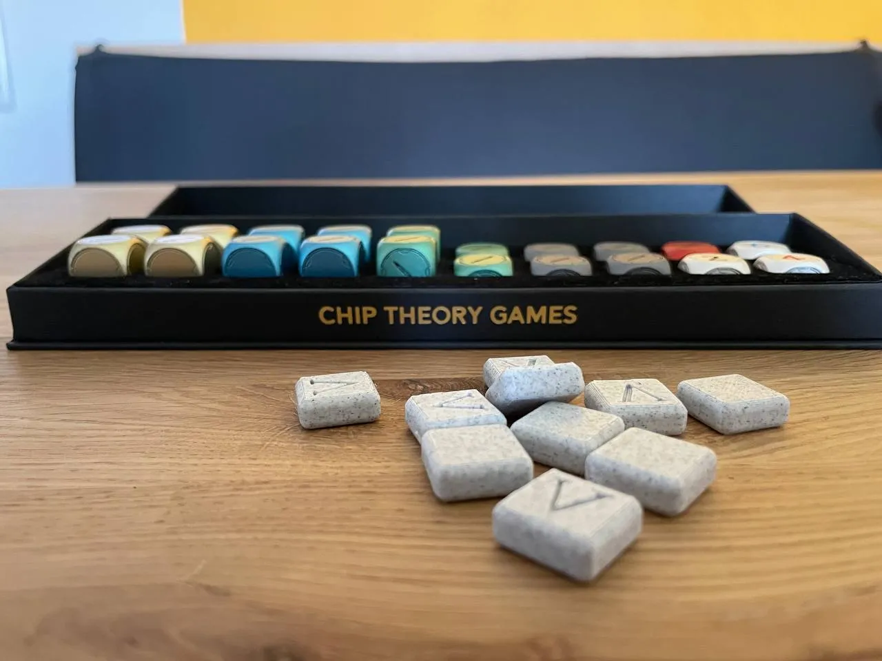 Giá đỡ xúc xắc hợp kim Hoplomachus