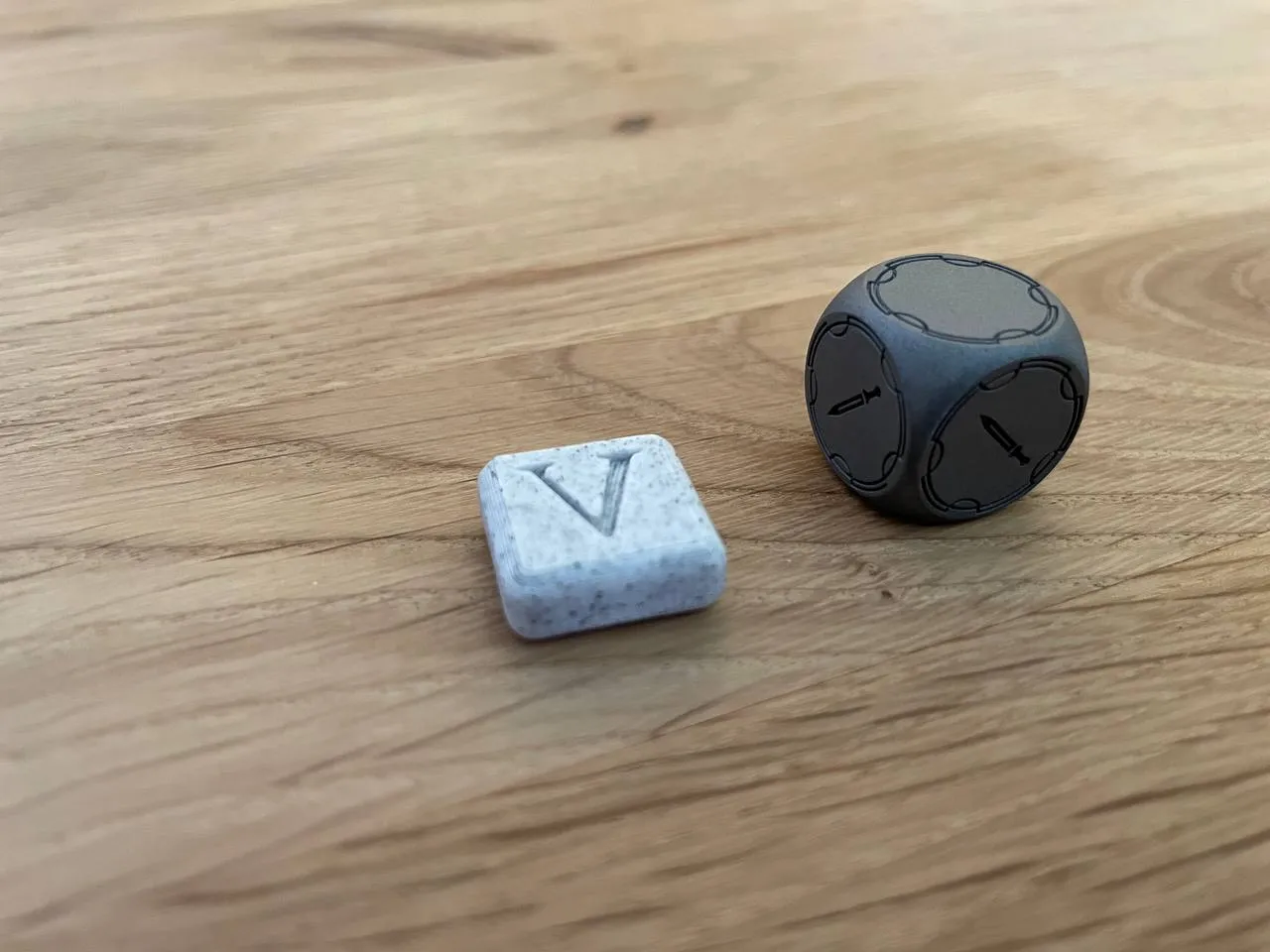 Giá đỡ xúc xắc hợp kim Hoplomachus