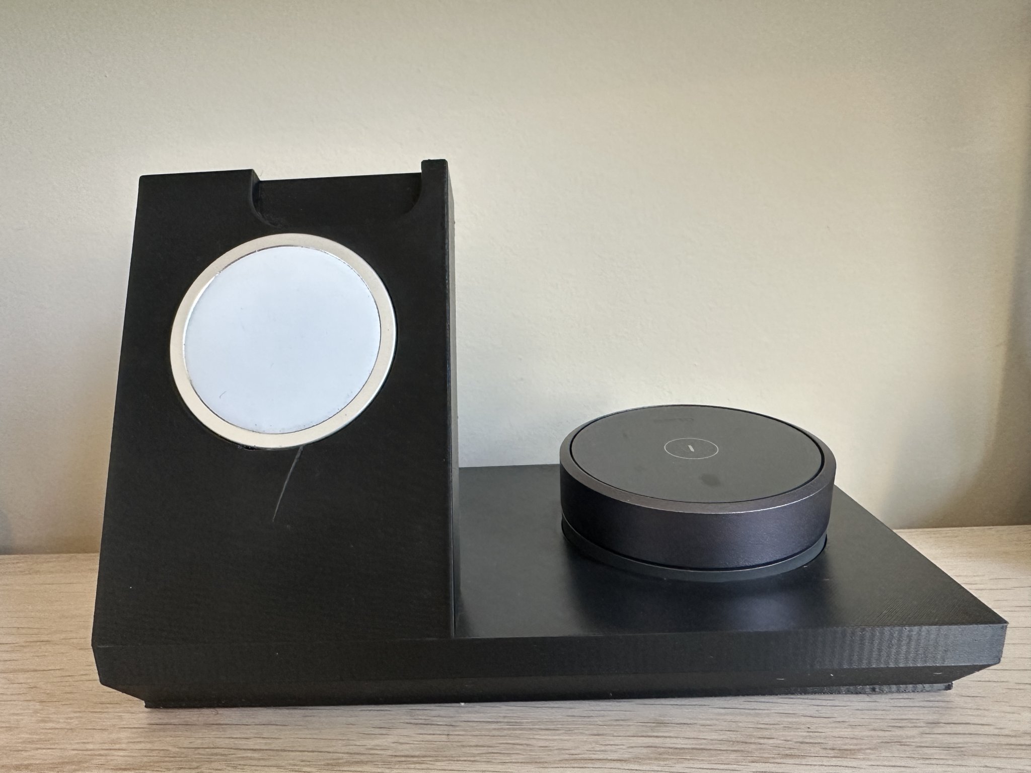 Sạc Magsafe cho Iphone 14 Pro với cổng USB và vị trí điều khiể...