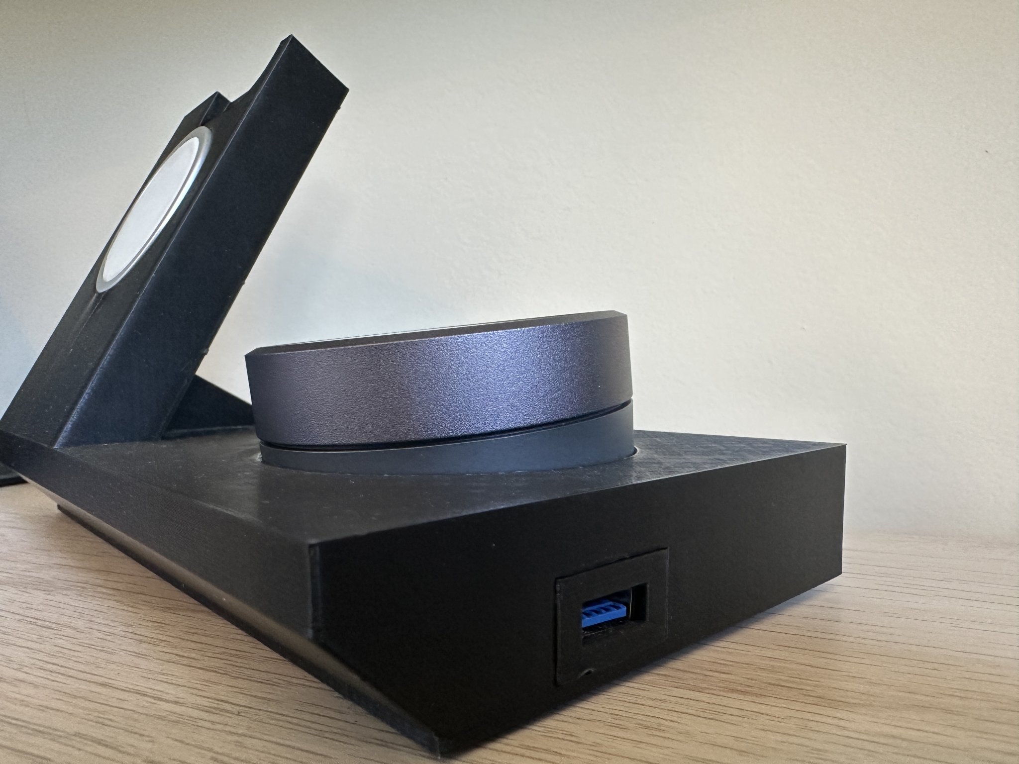 Sạc Magsafe cho Iphone 14 Pro với cổng USB và vị trí điều khiể...