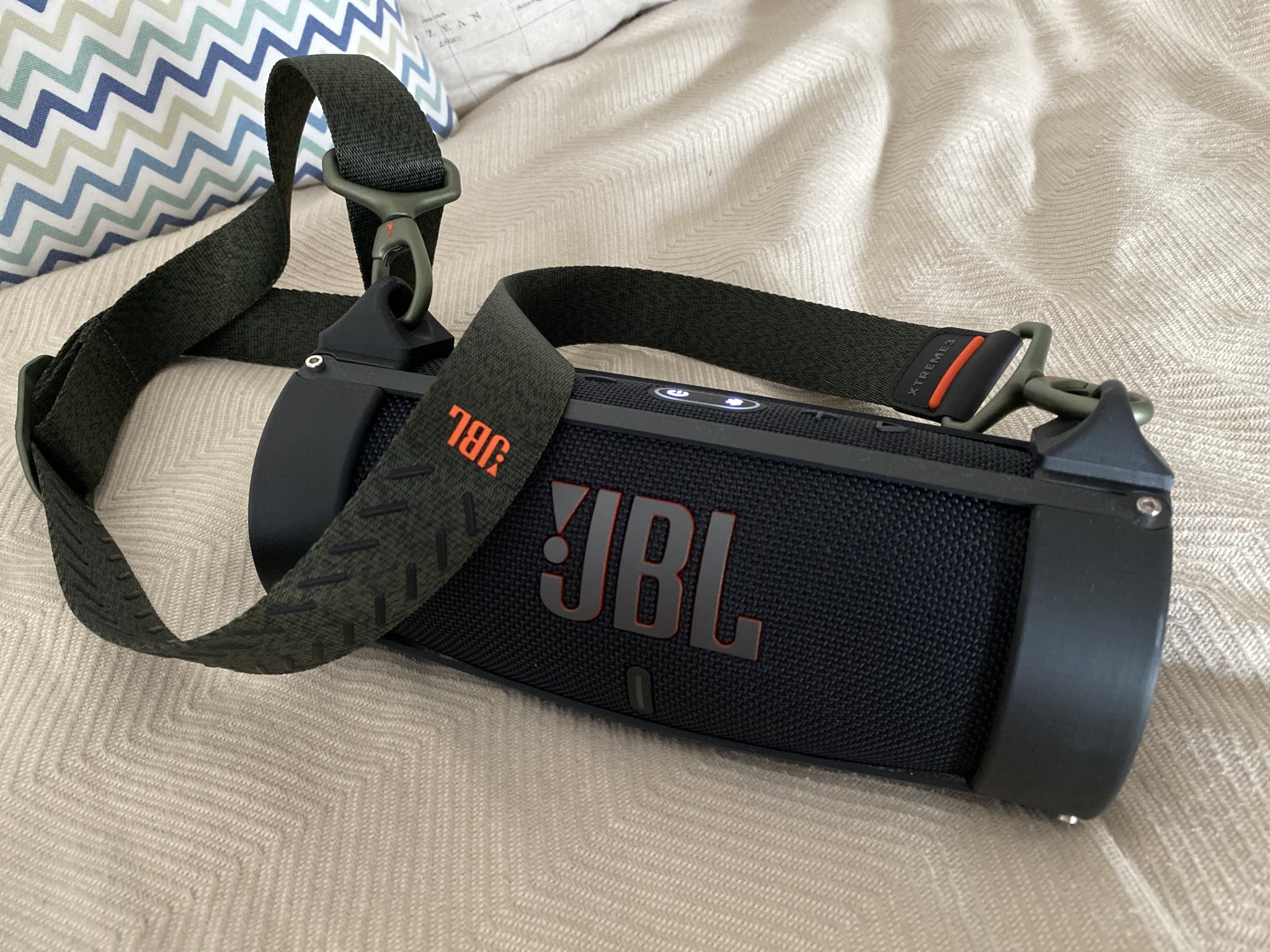 Bao da loa JBL Charge 5 với dây đeo vai