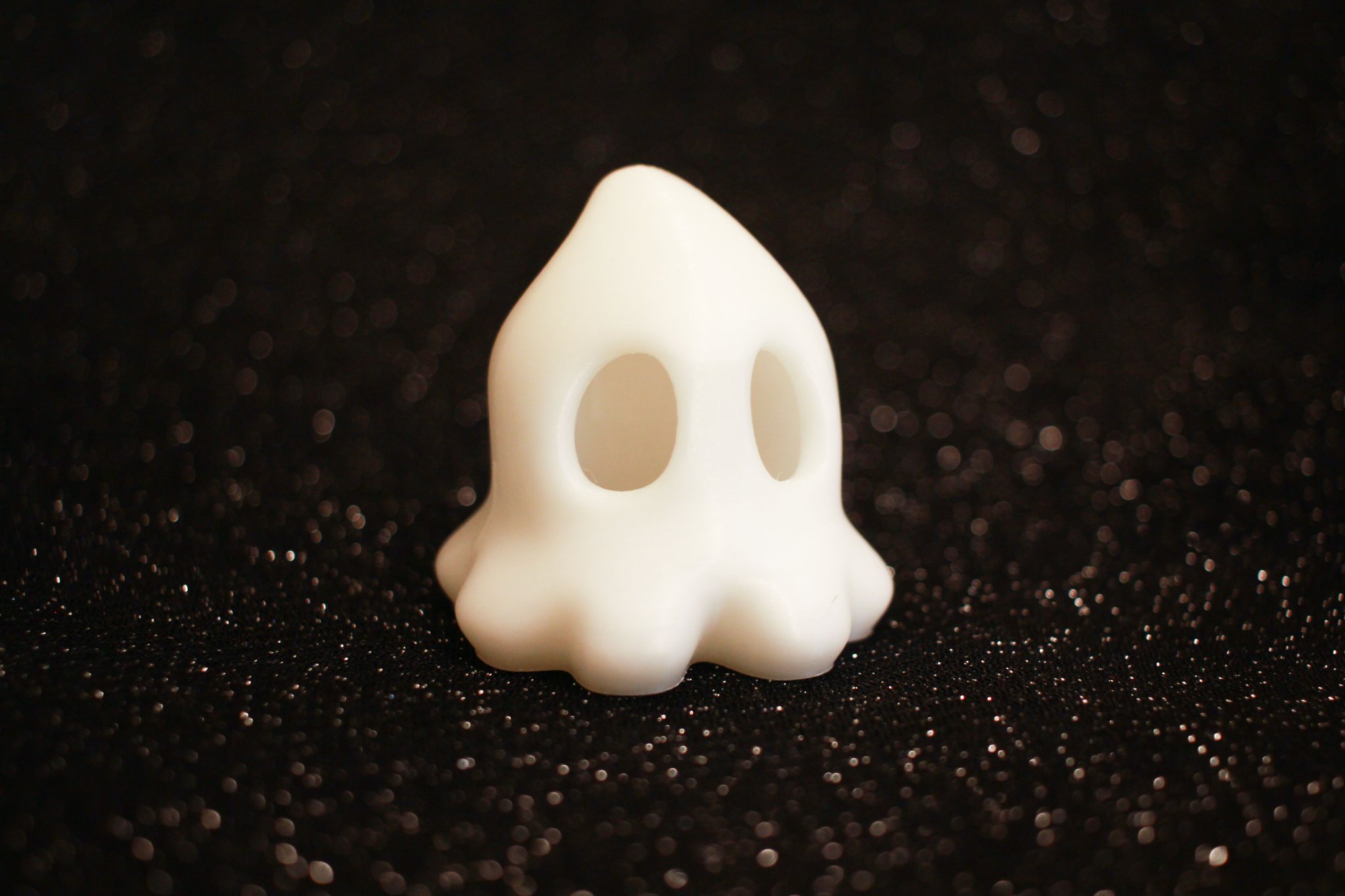 Ma Dễ Thương Với Đôi Mắt To Và Ngón Chân Nhỏ