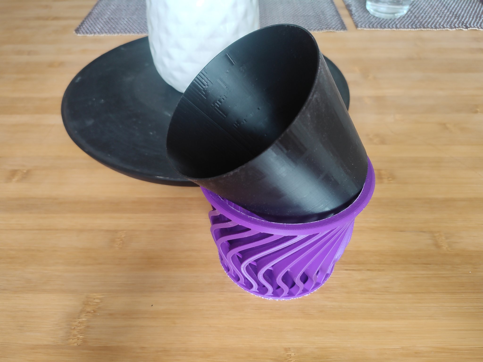 Bình hoa hai màu độc đáo cho trang trí nghệ thuật