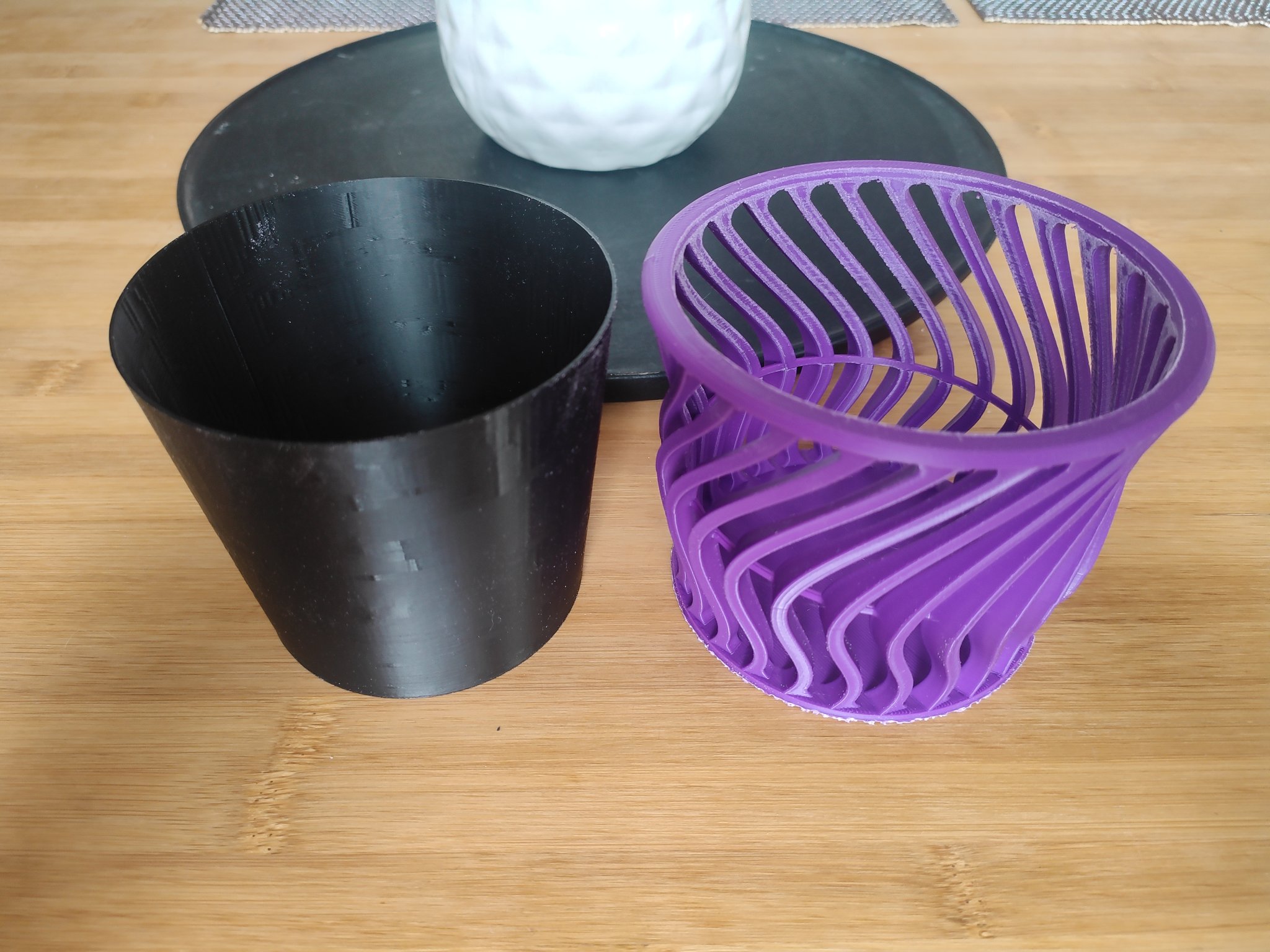 Bình hoa hai màu độc đáo cho trang trí nghệ thuật