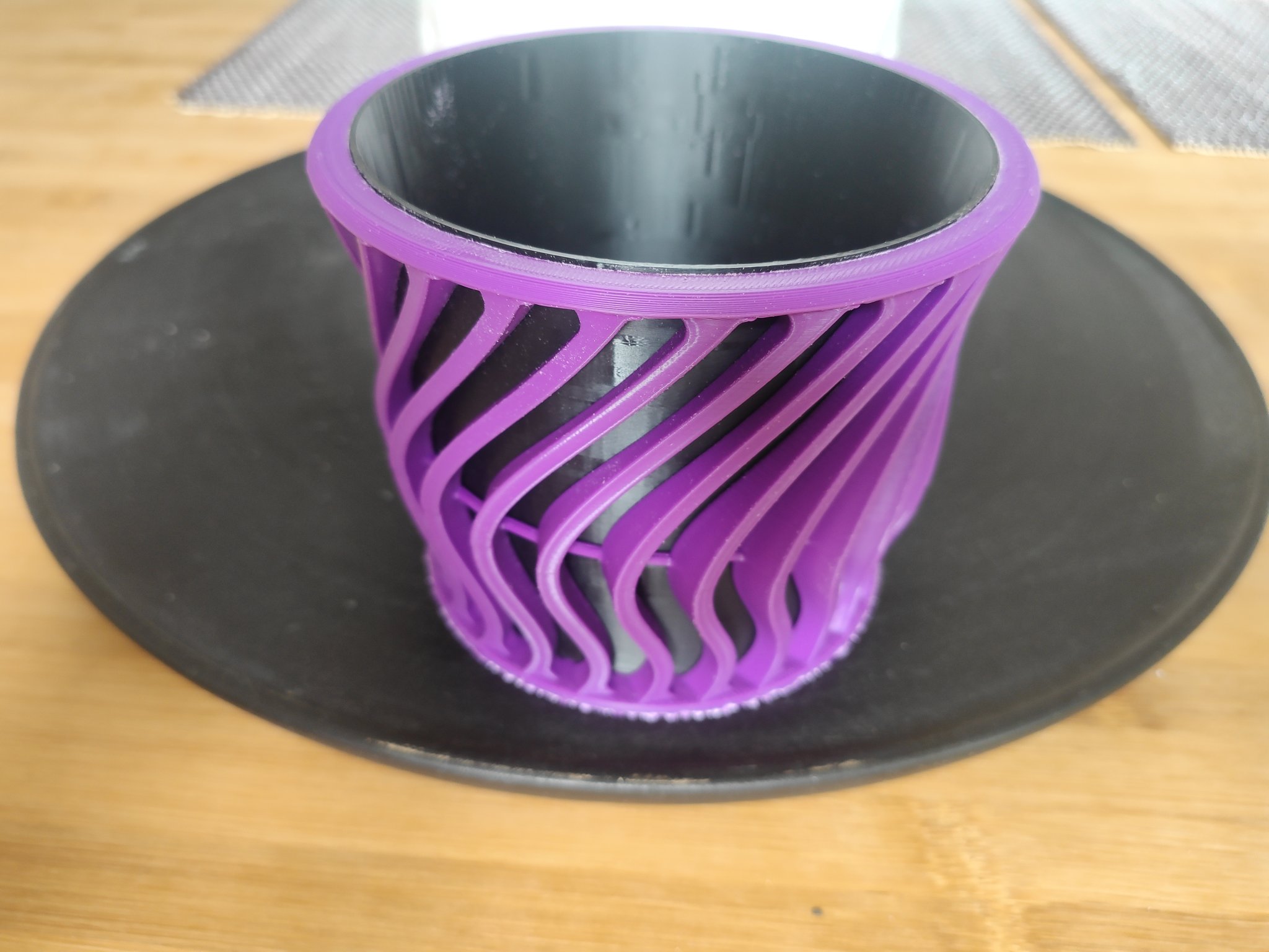 Bình hoa hai màu độc đáo cho trang trí nghệ thuật