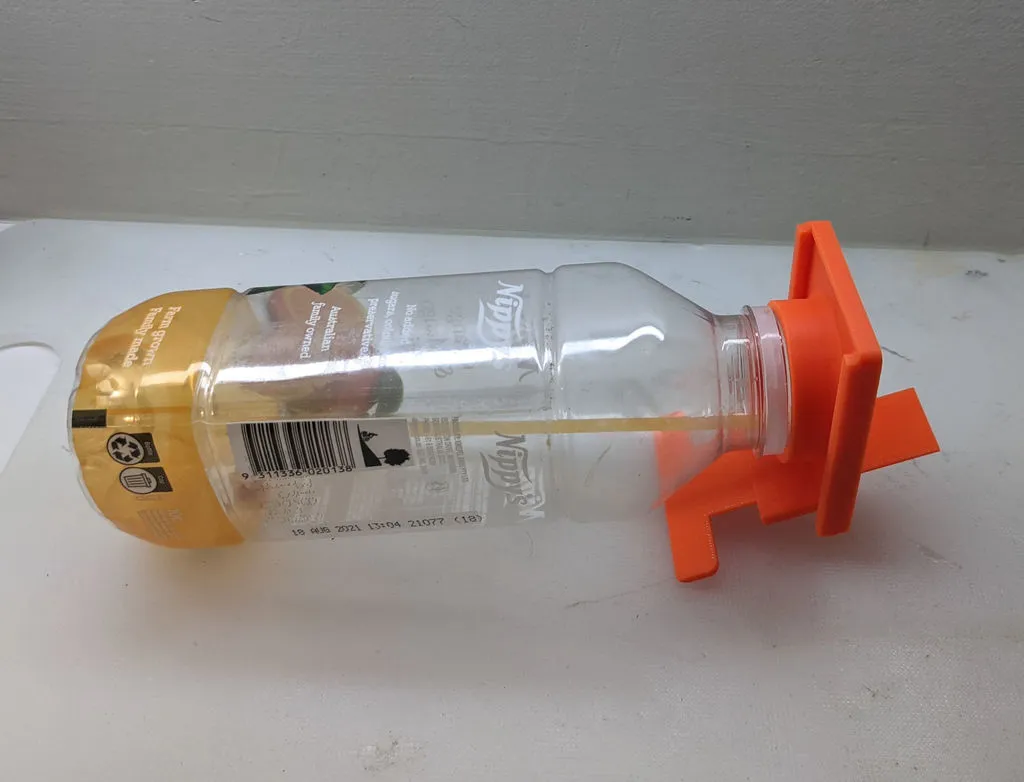 Bẫy chuột bằng chai nhựa thiết kế tối giản