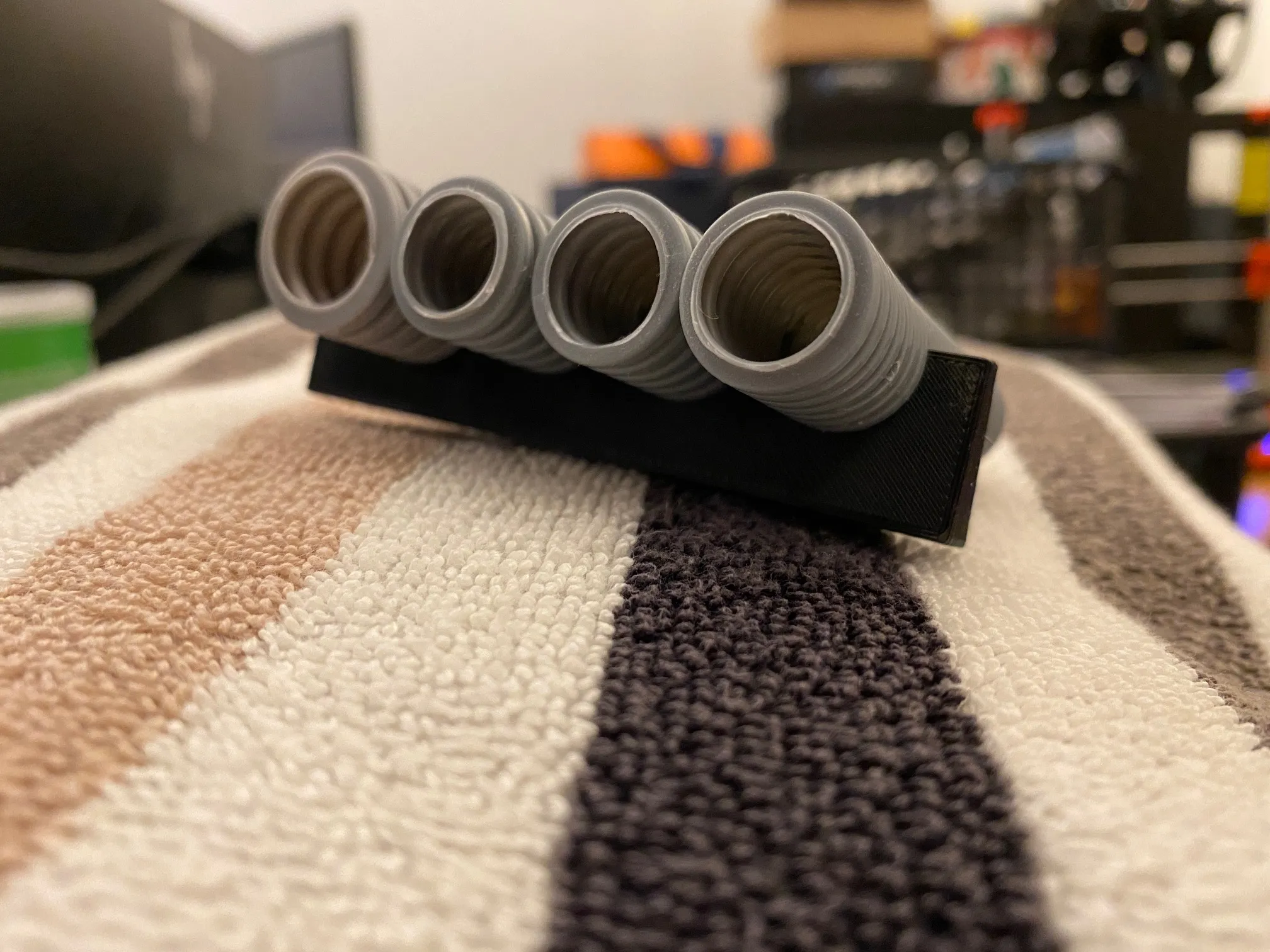 Giá đỡ ống dẫn điện 3x16mm và 1x20mm linh hoạt