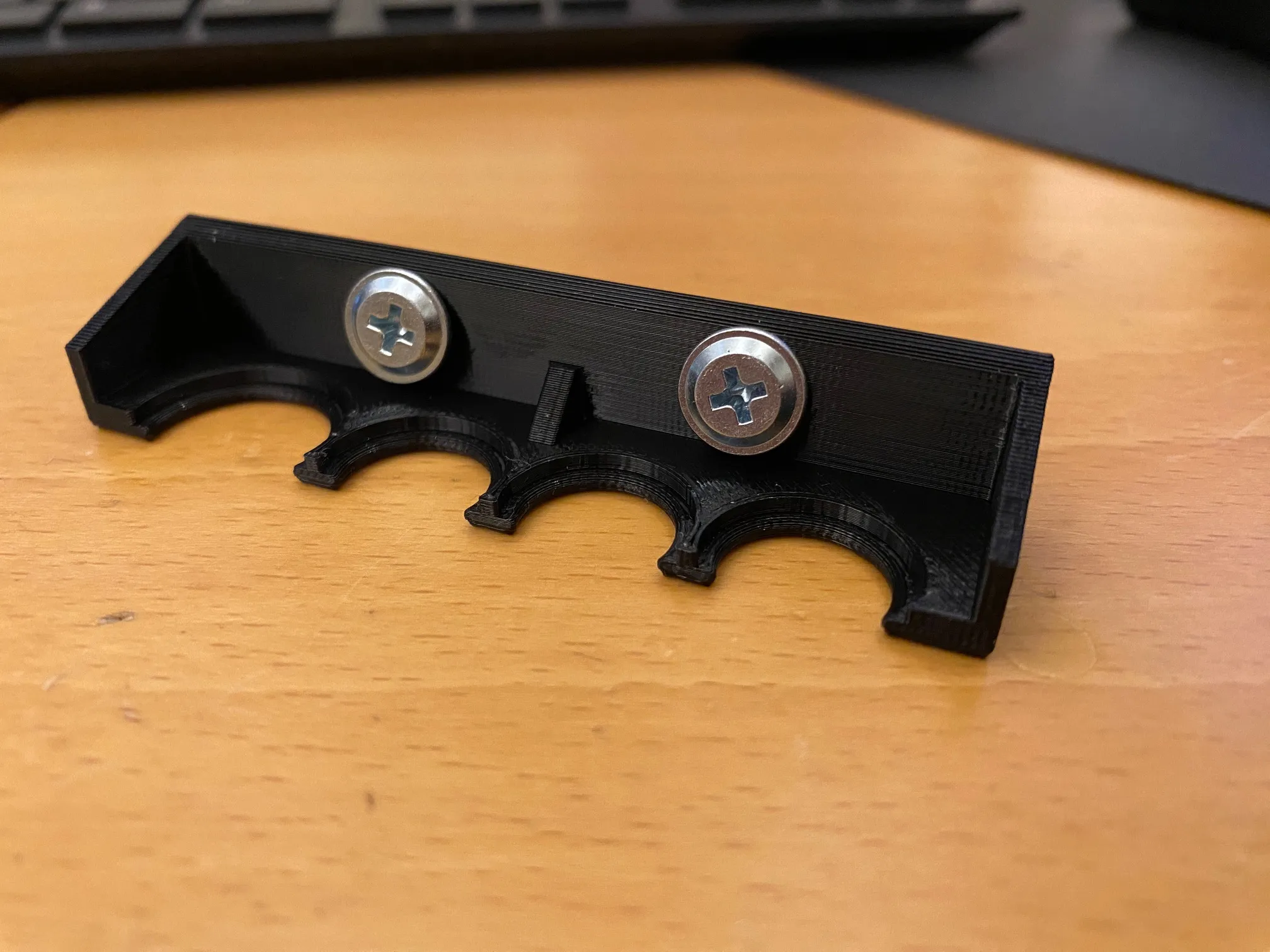 Giá đỡ ống dẫn điện 3x16mm và 1x20mm linh hoạt