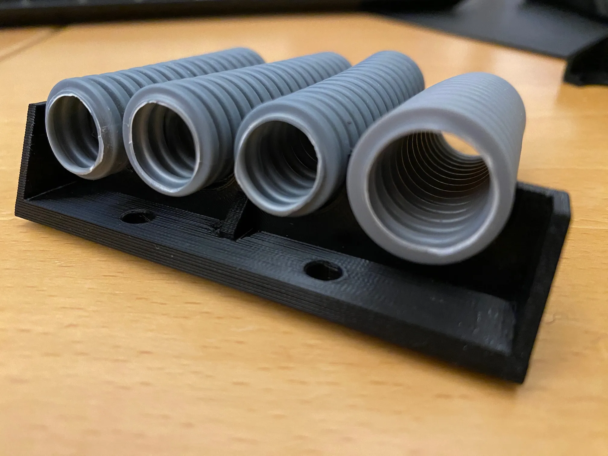 Giá đỡ ống dẫn điện 3x16mm và 1x20mm linh hoạt