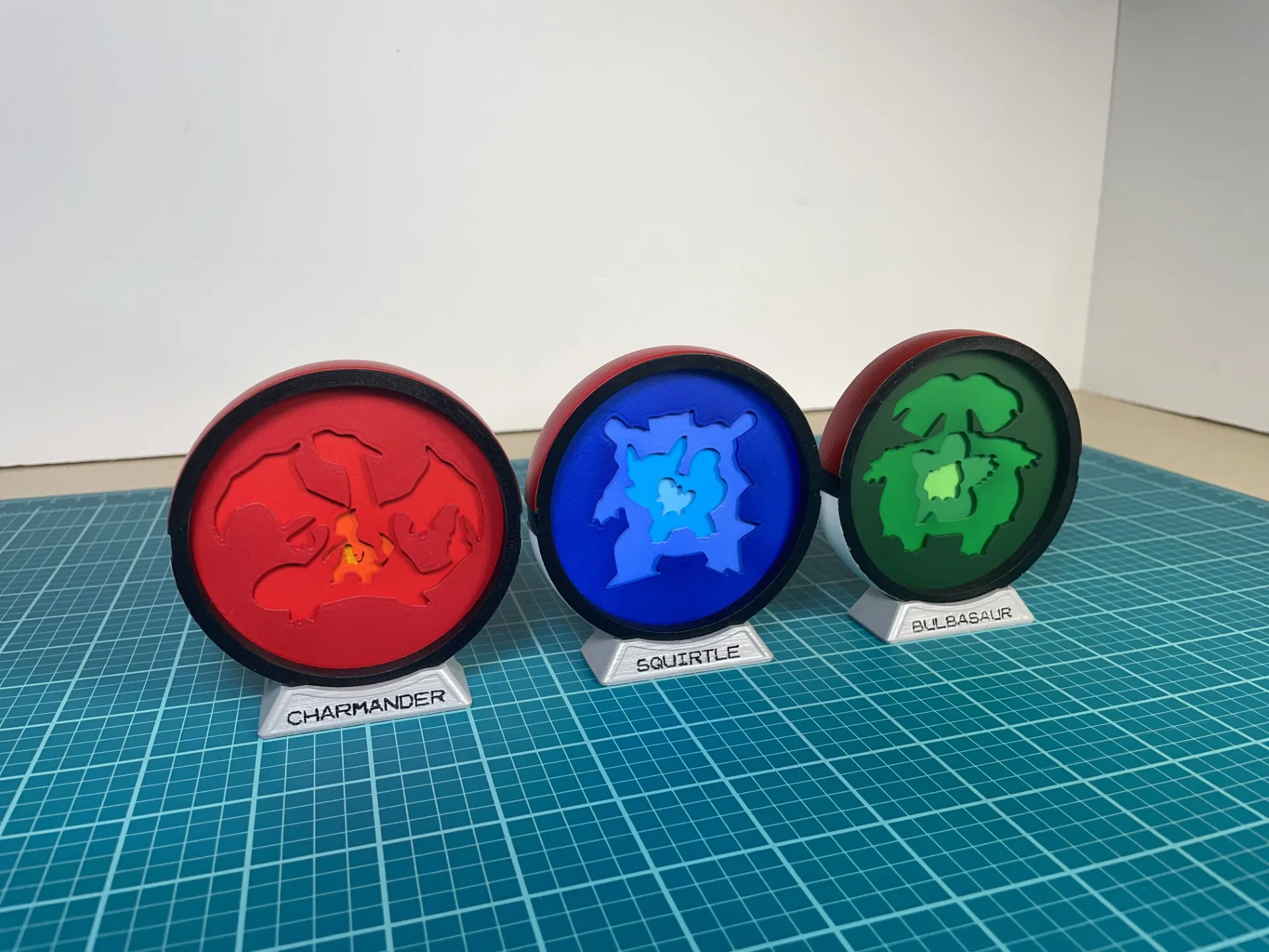 Sự tiến hóa của Pokemon với Pokeballs trong phong cách shadowbox