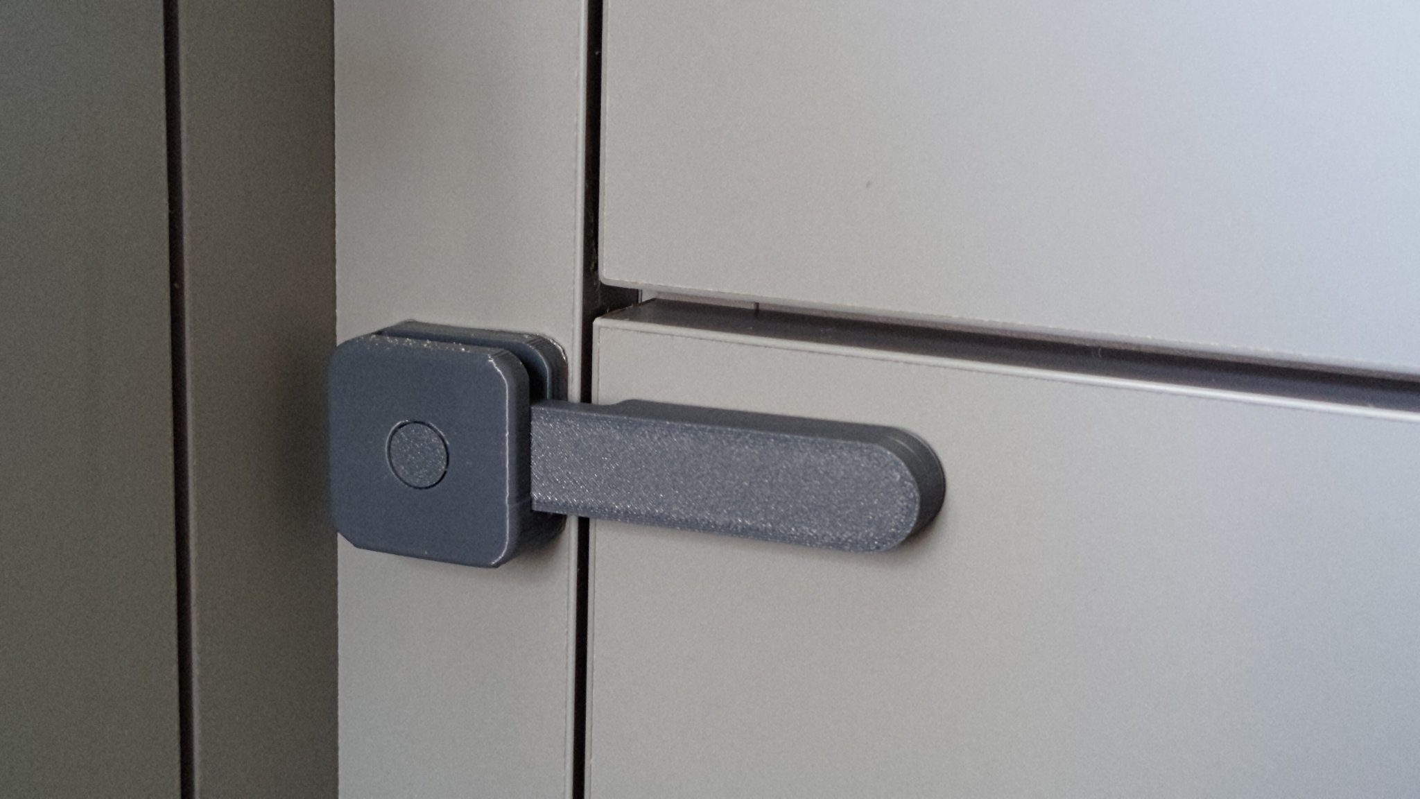 Khóa xoay giữ an toàn cho ngăn kéo trẻ em