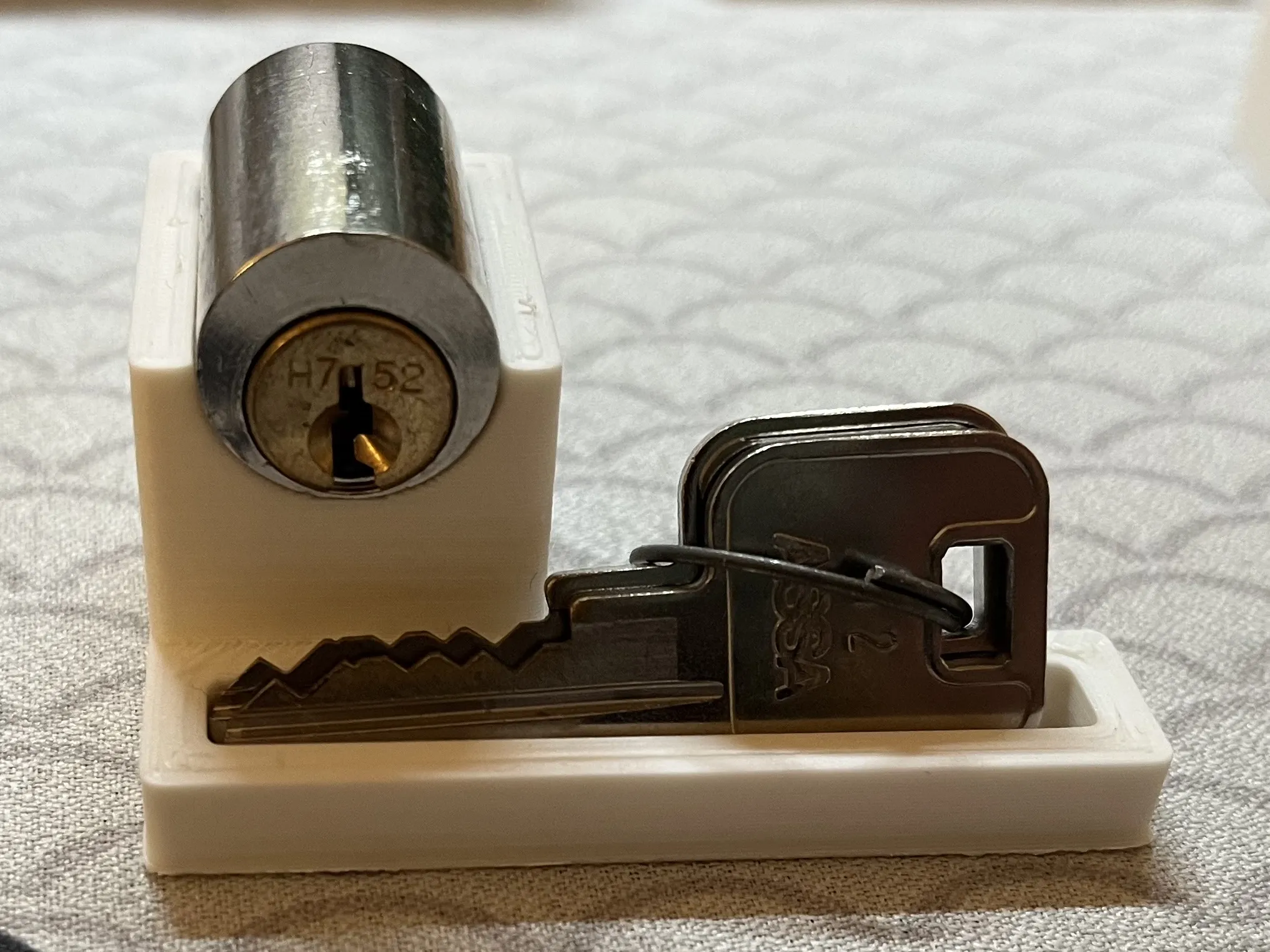 Giá đỡ khóa ASSA H7 52