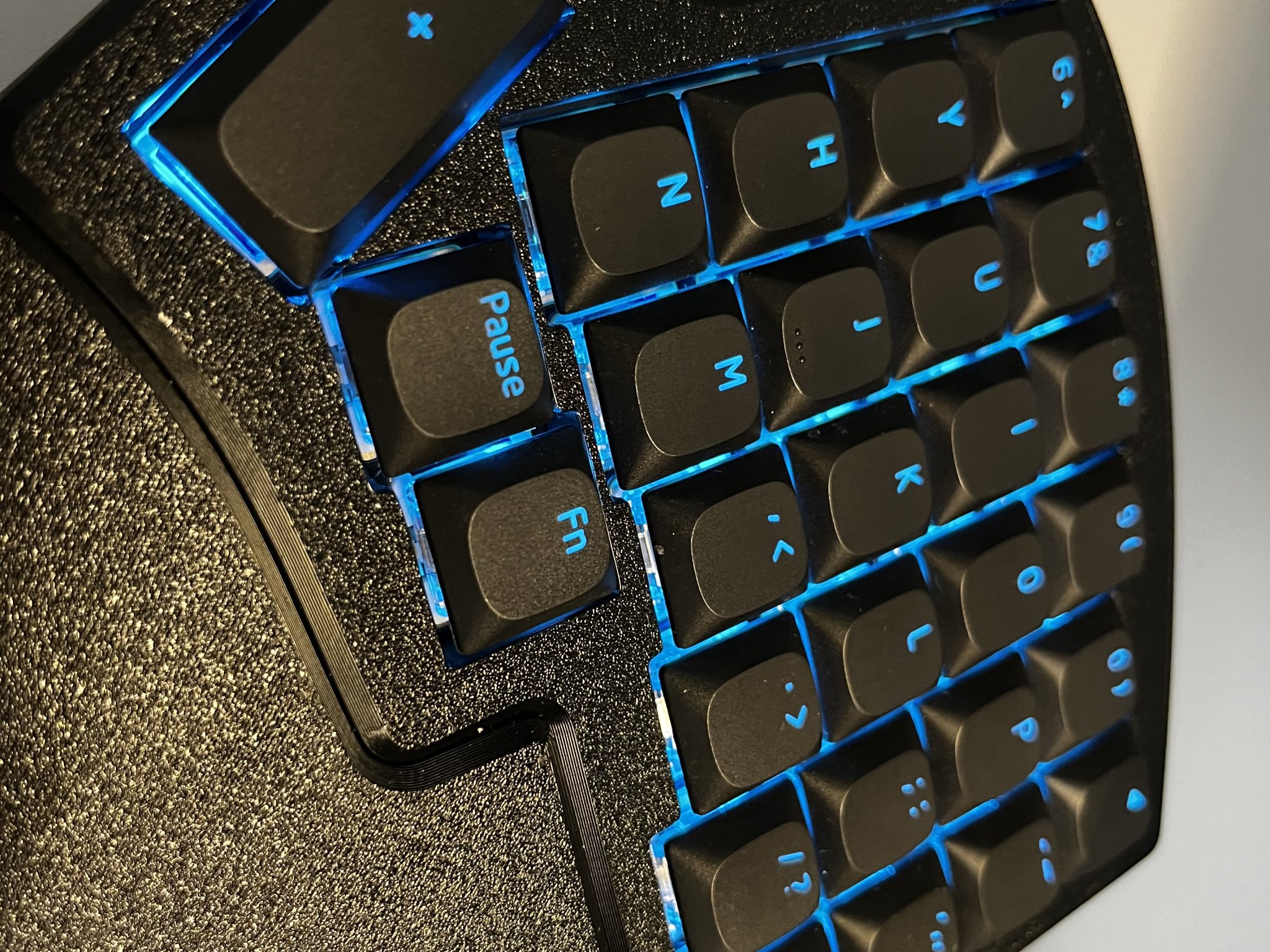 Vỏ bàn phím Iris với tựa tay và điều chỉnh độ nghiêng