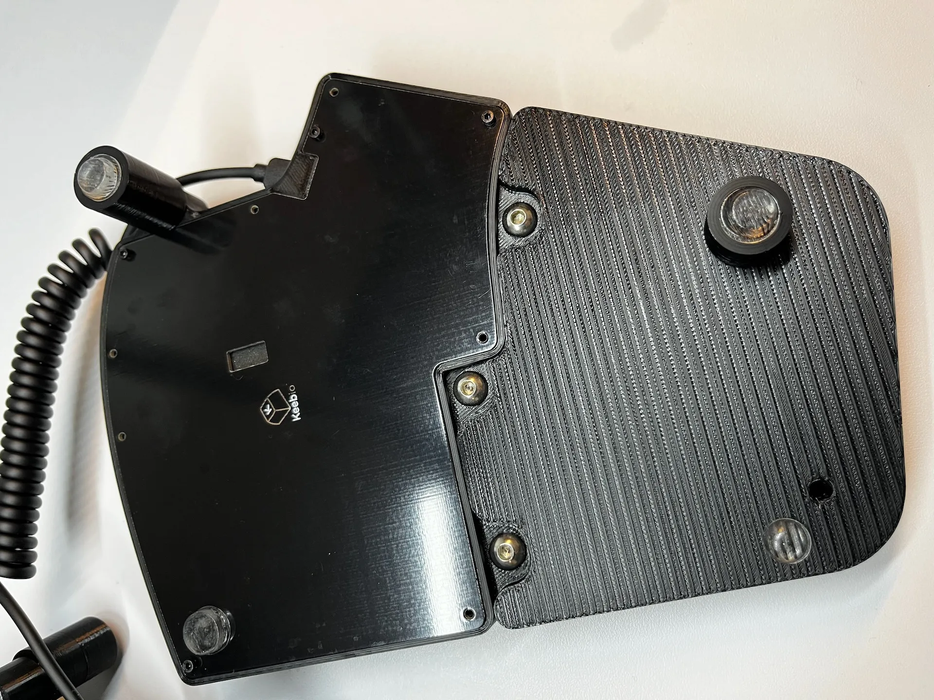 Vỏ bàn phím Iris với tựa tay và điều chỉnh độ nghiêng