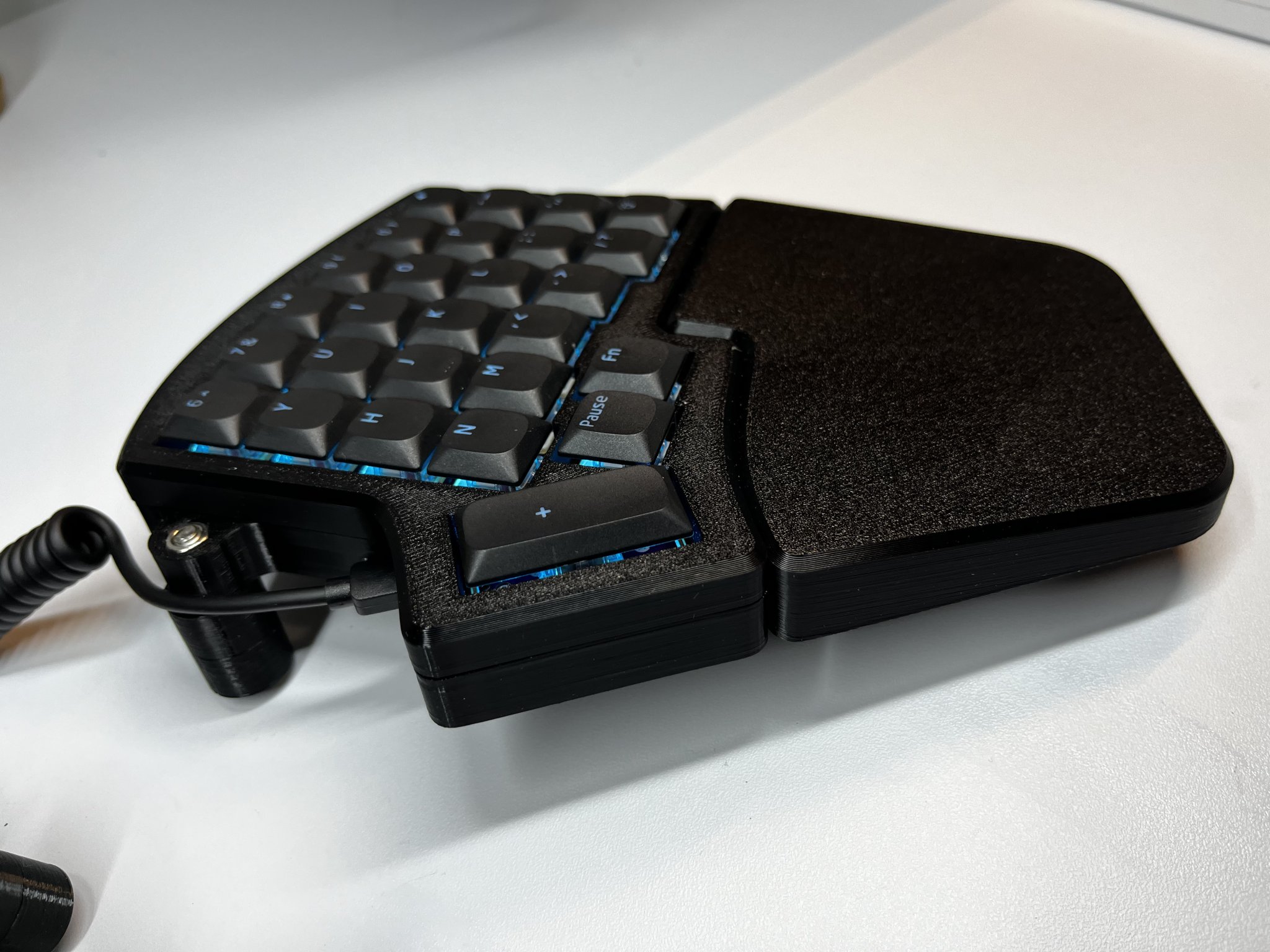 Vỏ bàn phím Iris với tựa tay và điều chỉnh độ nghiêng