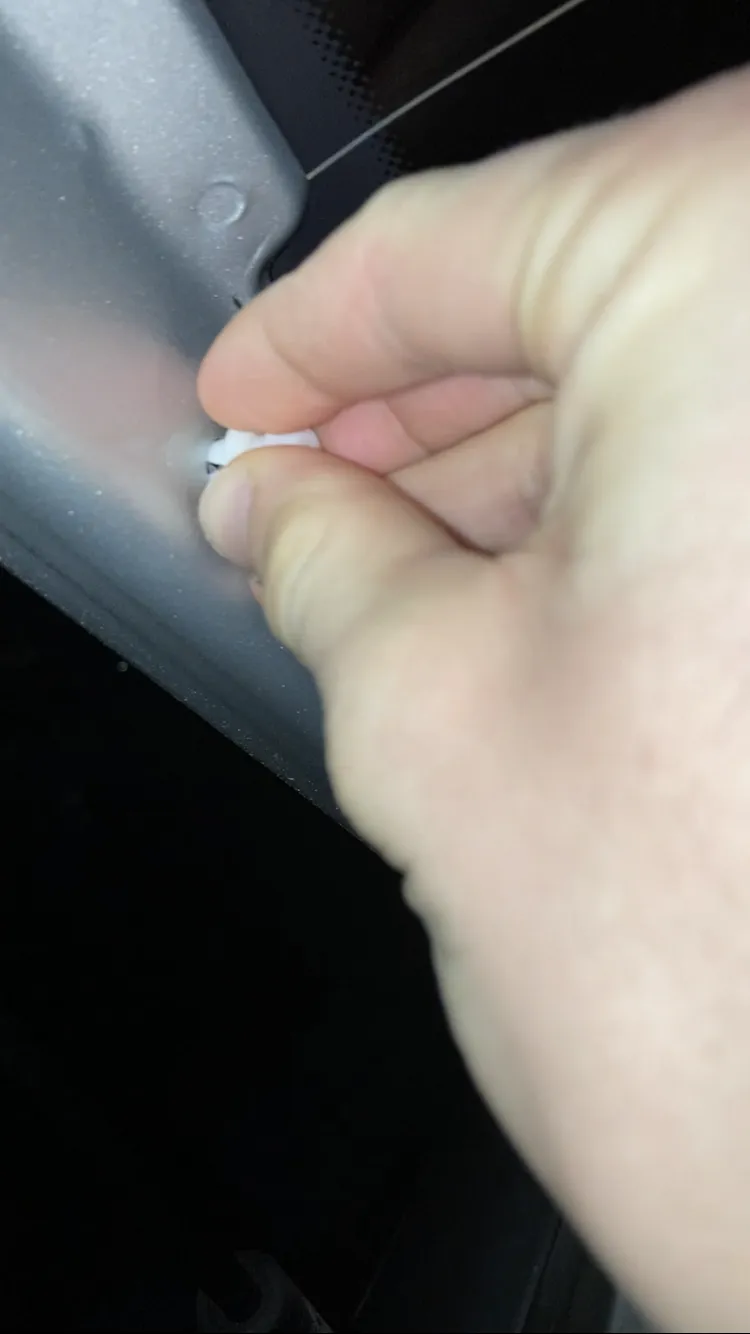 Chốt giữ bảng trong khoang hành lý Škoda Octavia thế hệ 1