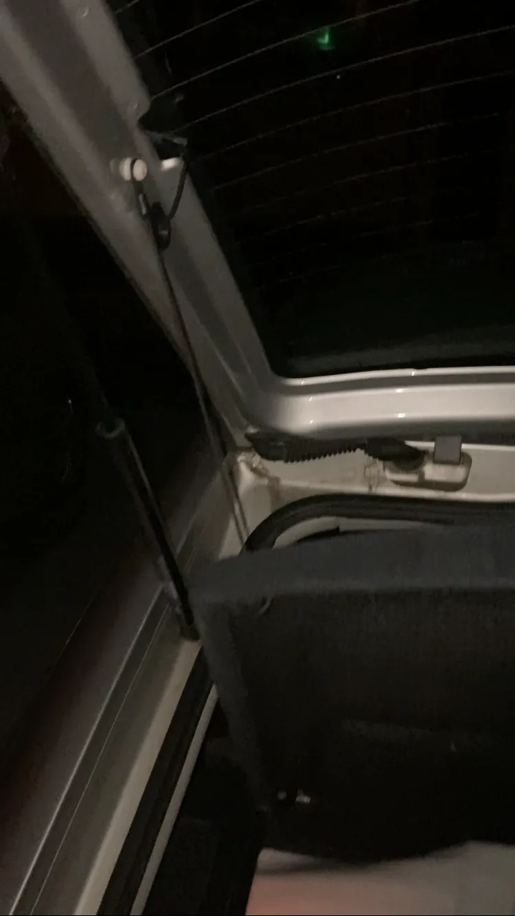 Chốt giữ bảng trong khoang hành lý Škoda Octavia thế hệ 1