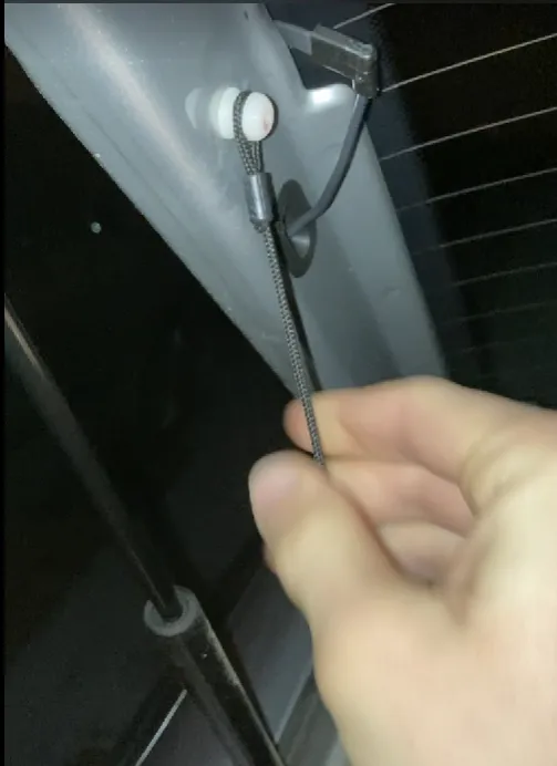 Chốt giữ bảng trong khoang hành lý Škoda Octavia thế hệ 1