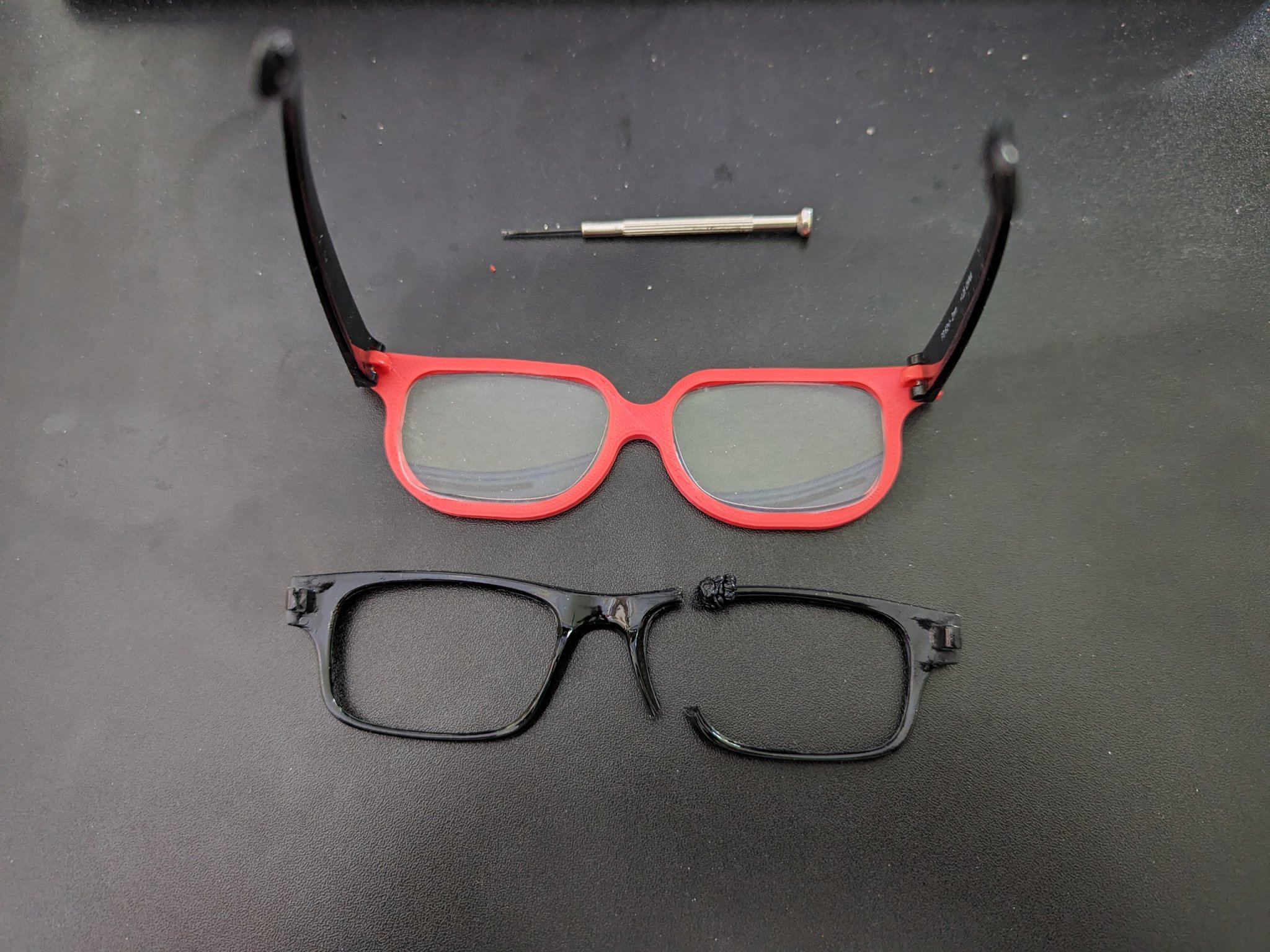 Gọng kính thay thế cho cặp kính hỏng từ cửa hàng đồng giá