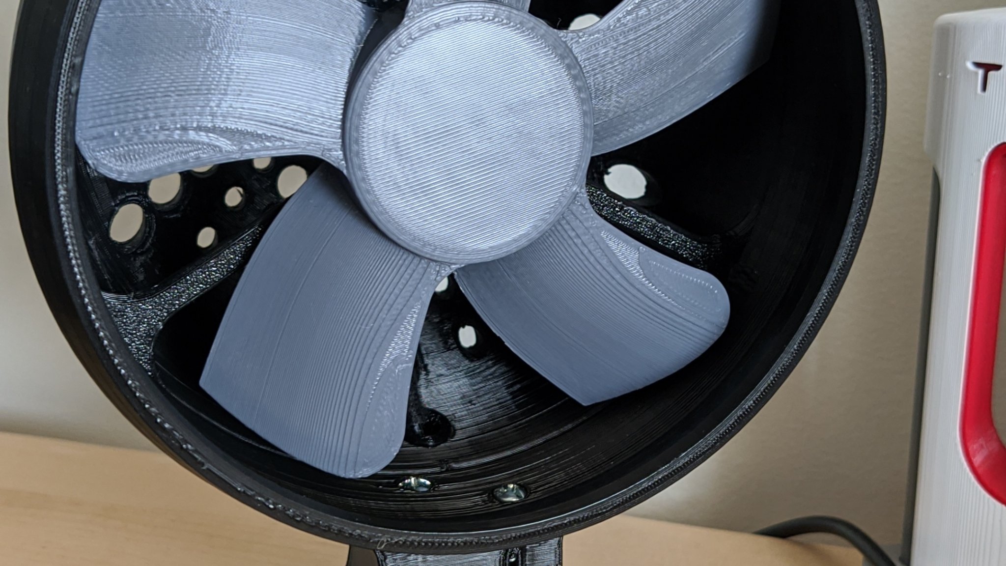 Quạt bàn mini in 3D với thiết kế tối giản