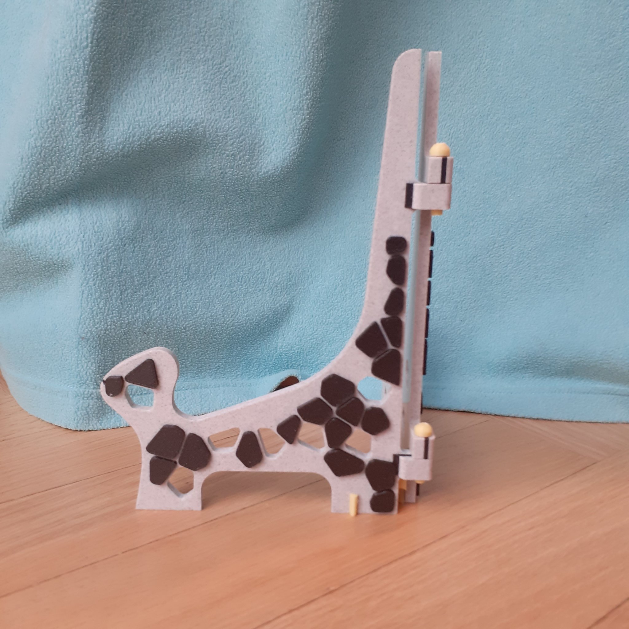 Giá đỡ đĩa hình mèo Voronoi với bất ngờ nhỏ