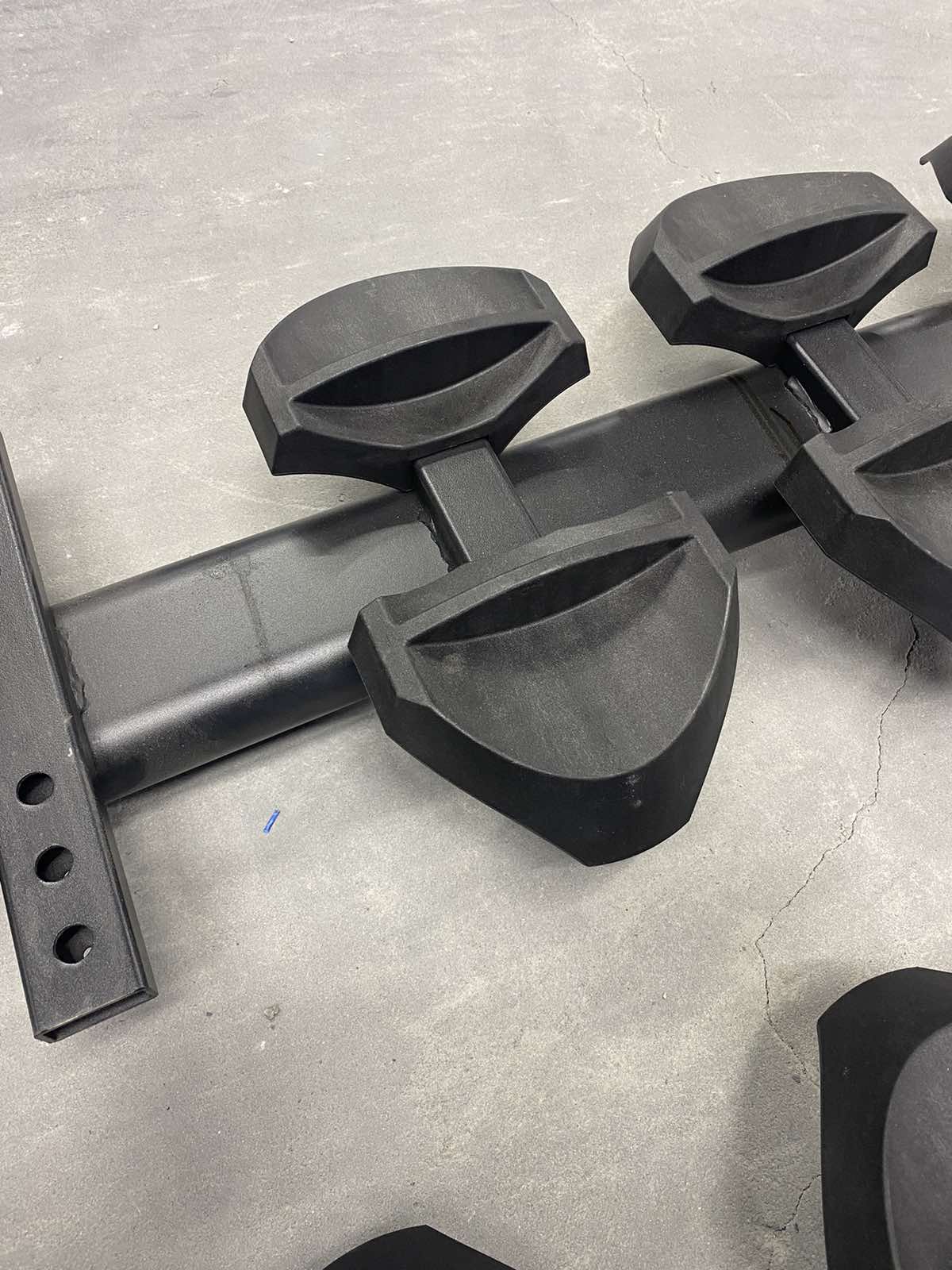 Giá đỡ gậy tạ trên máy tập thể hình