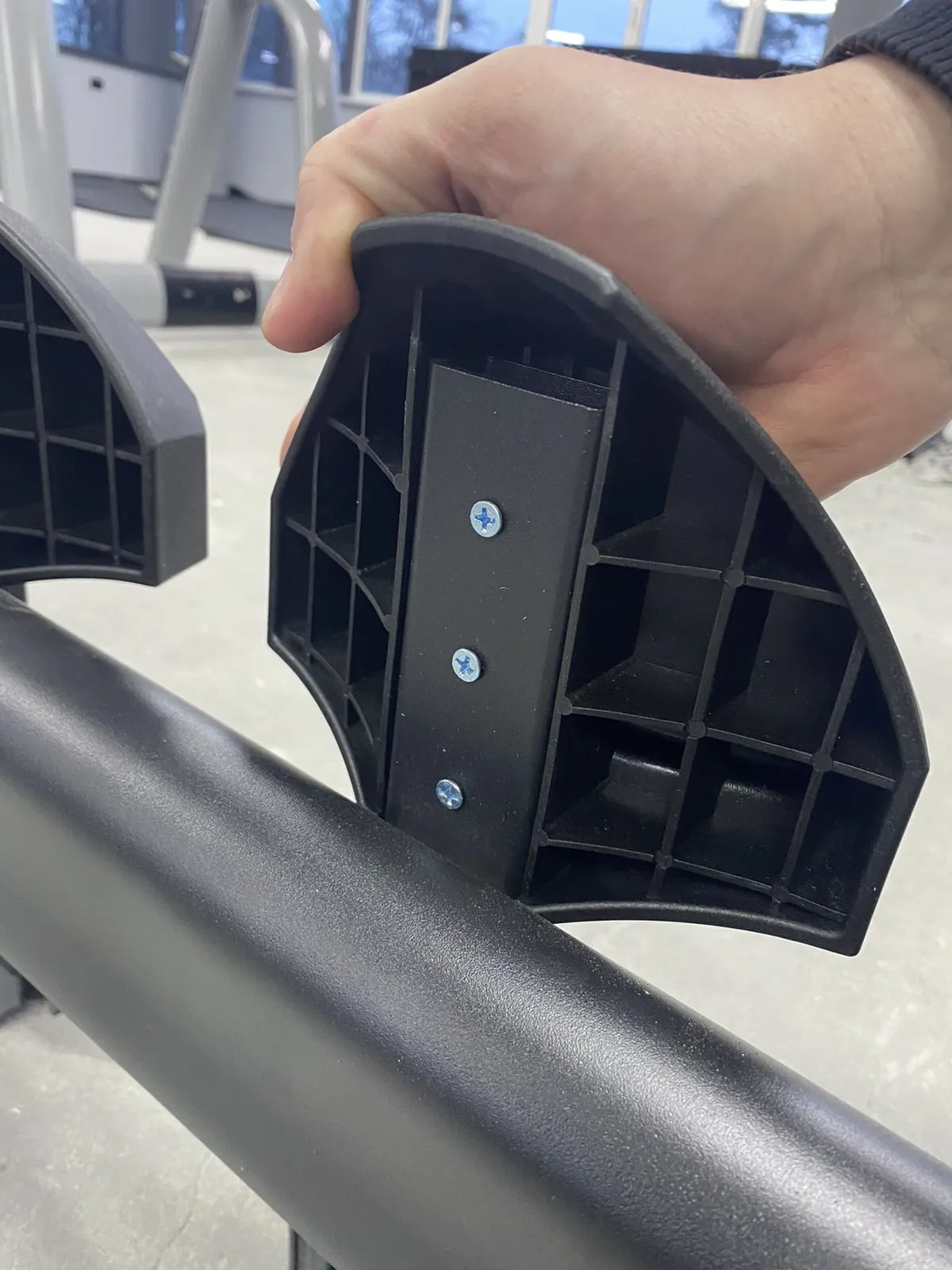 Giá đỡ gậy tạ trên máy tập thể hình