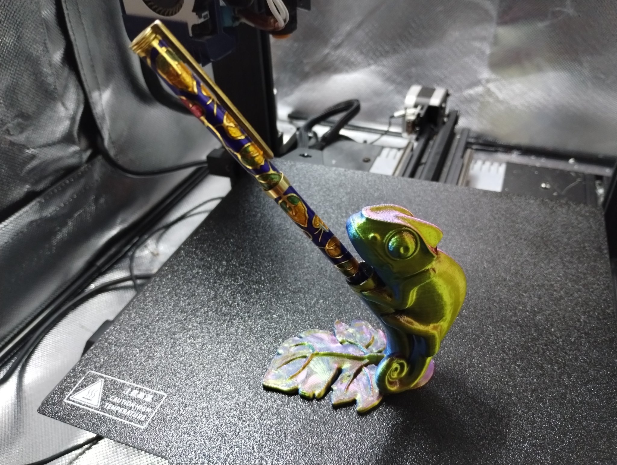 Giá đỡ bút tắc kè với ổn định lá