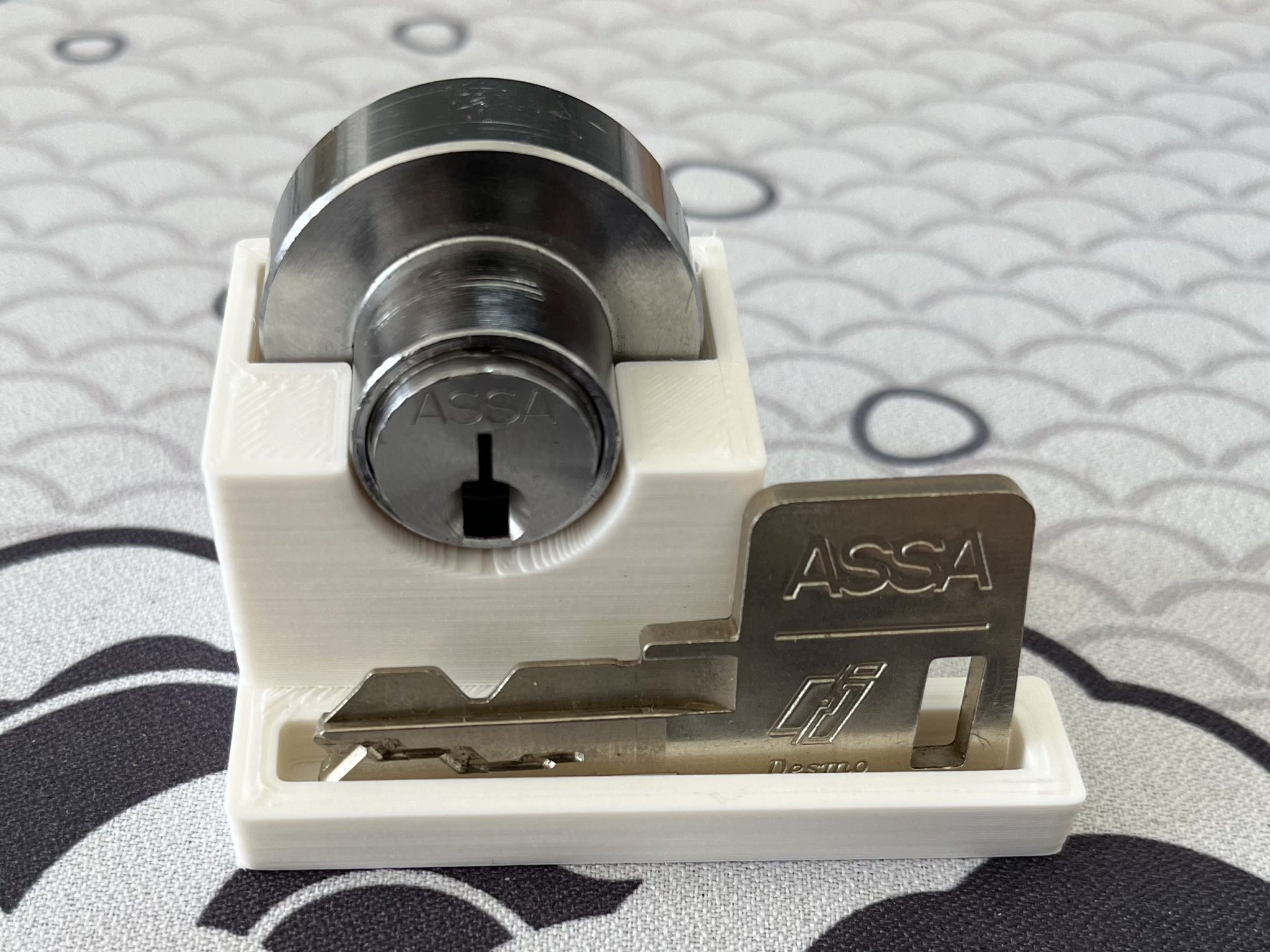 Giá đỡ ASSA Desmo cho nghệ thuật khóa